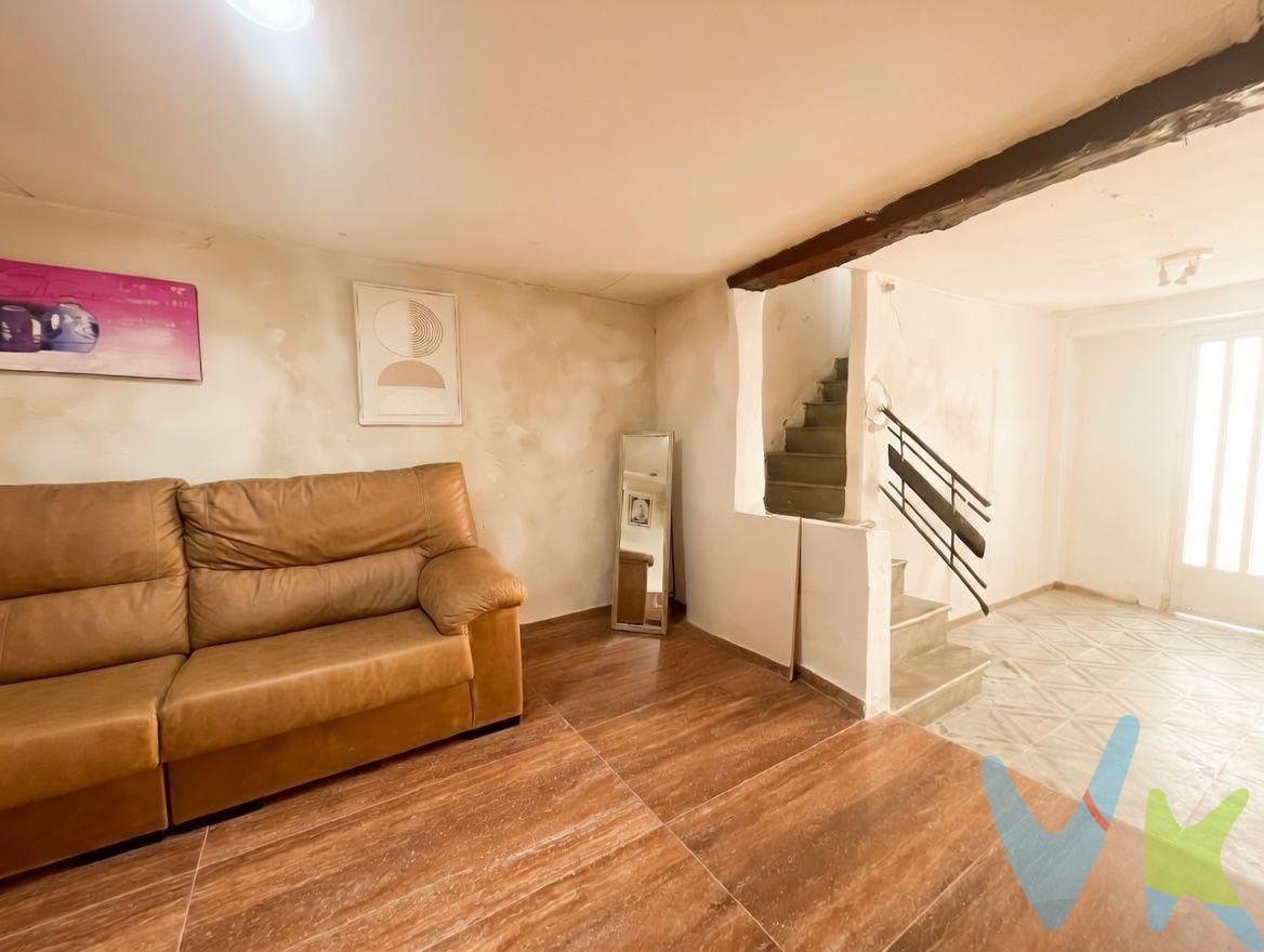 Se ofrece en venta casa de pueblo situada en el consolidado barrio de Las Peñas, en Requena, una zona con valor histórico y buena demanda en alquiler residencial. El inmueble se distribuye en tres alturas y presenta una reforma parcial aproximada del 30%, lo que permite continuar la adecuación según necesidades o mejorar su rentabilidad. Actualmente, la vivienda se encuentra en explotación bajo régimen de alquiler por habitaciones, generando ingresos desde el primer momento. Dispone de suministros de luz y agua dados de alta, lo que facilita la continuidad de la actividad sin necesidad de gestiones adicionales. En planta baja, la propiedad cuenta con recibidor de entrada, salón-comedor y un baño completo equipado con plato de ducha. La primera planta alberga tres habitaciones, configuradas para uso independiente, lo que optimiza su explotación como inmueble compartido. La tercera planta corresponde a una buhardilla diáfana, completamente de origen, con múltiples posibilidades de reforma y ampliación de superficie útil, ya sea para uso residencial adicional o como espacio complementario. Se trata de una oportunidad interesante tanto para inversores que busquen rentabilidad inmediata como para particulares que deseen finalizar la reforma a su gusto en un entorno tradicional. Inmueble con potencial de revalorización y versatilidad de uso. VENTA:. PVP 45.000€. Gastos e impuestos no incluidos en el precio. La compra conlleva impuestos y gastos de formalización para el comprador. A título orientativo se informa que en segundas transmisiones el ITP con carácter general en  Valencia es del 10%, pudiendo existir otros tipos impositivos atendiendo a las circunstancias  personales del comprador u otras circunstancias previstas legalmente. Base imponible del impuesto el mayor valor entre el precio de compraventa, la tasación o el valor de referencia catastral. En cuanto a los gastos de notaría y registro, en su caso,  suelen oscilar aprox; entre 1,5% y 2,5% (aranceles variables según precio, n.º de copias y complejidad). El comprador elige notario. Si el comprador precisase de hipoteca: tasación, condiciones y costes bancarios serán según entidad elegida por el comprador, así como los gastos de gestoría, y cualesquiera otros gastos inherentes a la formalización de la compraventa que legalmente correspondan a la parte compradora, salvo pacto expreso en contrario con el vendedor. El consumidor tiene, conforme a la normativa vigente, a su disposición información y documentación adicional relativa al inmueble y condiciones de la compraventa, que podrá ser consultada en C/Joaquín Costa 4, bajo 46005 Valencia o urbe2@remax.es. Honorarios de mediación inmobiliaria a cargo del  COMPRADOR: (3% del precio final de venta más IVA (21%), salvo otro pacto.); y de VENDEDOR (según acuerdo con el mismo). Se informa al consumidor que la agencia actúa como intermediaria inmobiliaria en la operación, estando cualquier eventual compraventa y sus condiciones sujeta a la aceptación expresa del propietario-vendedor y a la posterior formalización del correspondiente contrato.