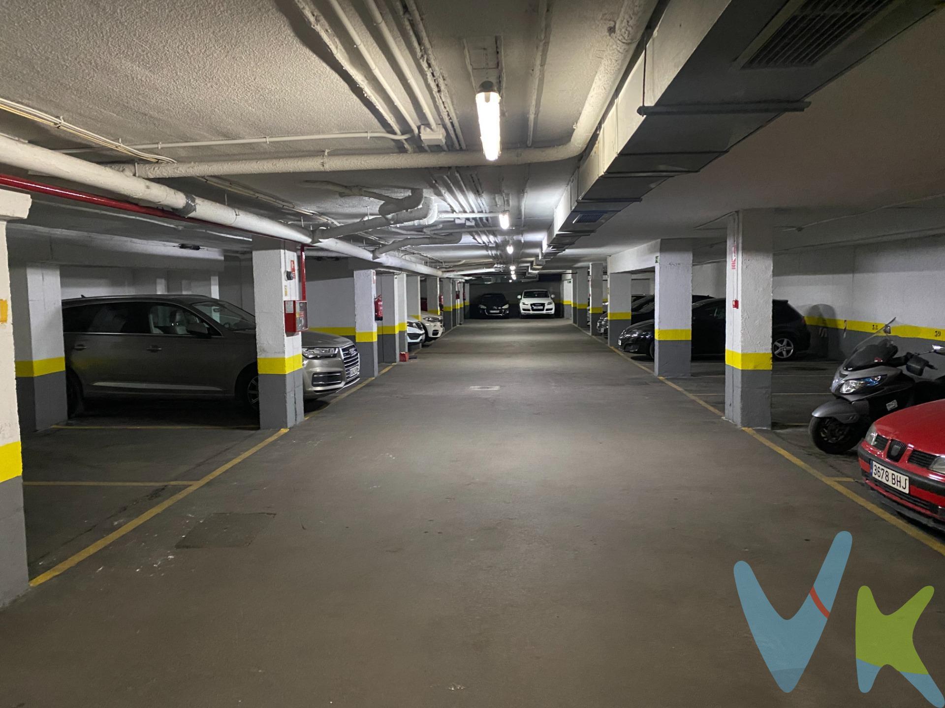 Cansado de buscar aparcamiento hasta altas horas de la noche. Amplia y cómoda plaza de garaje con accesibilidad muy buena en la Calle Volver a Empezar, ubicada en una excelente zona de Palomeras Bajas / Madrid Sur. Ideal tanto para uso propio como para inversión. Espacio para coche [ grande y fácil maniobra de aparcamiento.Planta baja  del aparcamiento subterráneo.Acceso con  Cómodas rampas de entrada y salida, con amplios pasillos de rodadura.Seguridad: El recinto cuenta con vigilancia y cámaras de seguridad 24 horas.Comunidad: Cuota de comunidad económica y mantenimiento al día.Olvídate de perder tiempo buscando aparcamiento en la zona. ¡Ven a verla sin compromiso!. 