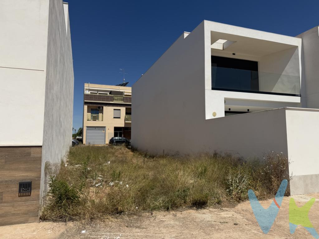 Se vende solar urbano en el Sector IV de Rafelbunyol, una de las zonas con mayor proyección de la población. Parcela de baja densidad con una superficie de 120 m² y excelente orientación este-oeste, lo que garantiza una magnífica entrada de luz natural durante todo el día.Ubicado a tan solo 500 metros del centro del municipio, combina tranquilidad, comodidad y cercanía a todos los servicios: comercios, transporte, zonas verdes y restauración.Ideal para construir una vivienda unifamiliar en un entorno consolidado y familiar, con muy buena conexión y calidad de vida.Una excelente oportunidad tanto para particulares como para inversión.