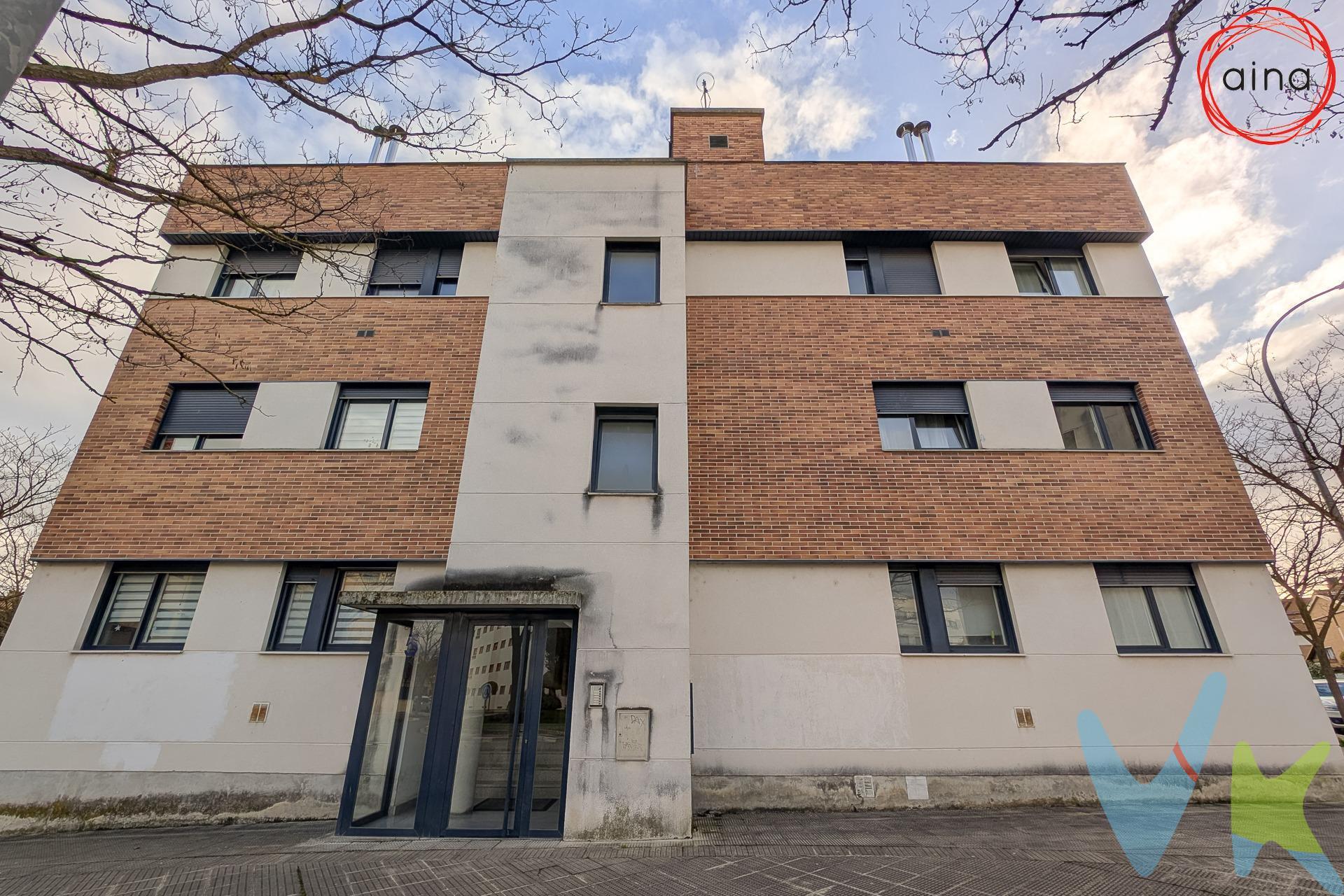 Se Vende Dúplex Ático de 3 habitaciones y 3 baños, terraza, plaza de garaje y trastero en Urbanización Zizur de 121 m² Construidos / 105 m² Útiles. Este luminoso y espacioso dúplex ático de 121 m² construidos y 105 m² útiles se encuentra en una excelente ubicación dentro de la Urbanización Zizur. Ideal para aquellos que buscan comodidad y amplitud. Su distribución es la siguiente: Planta Baja:Hall de entrada con pasillo distribuidor, Baño completo con plato de ducha, Cocina de 10,30 m² con despensa para mayor almacenamiento, Salón-comedor de 23,45 m² con acceso directo a una terraza de casi 6 m² con una estupenda orientación Suroeste (sol de tarde), perfecta para disfrutar del aire libre. Planta Primera / Buhardilla: Habitación principal de 12 m² con baño en suite, equipado con plato de ducha, 2 dormitorios adicionales de 12,15 m² y 11,80 m²,  ideales para familia o invitados, Baño amplio de casi 5 m² para mayor comodidad. Además, la vivienda dispone de calefacción y agua caliente sanitaria mediante caldera individual, asegurando una temperatura agradable durante todo el año. Extras: Plaza de garaje y trastero. ¡No dejes pasar esta oportunidad única de vivir en un ático con todo lo que necesitas para tu comodidad!. Datos meramente informativos sin valor contractual. El PVP indicado no incluye impuestos ni gastos de transmisión (ITP, Notaría, Registro..)