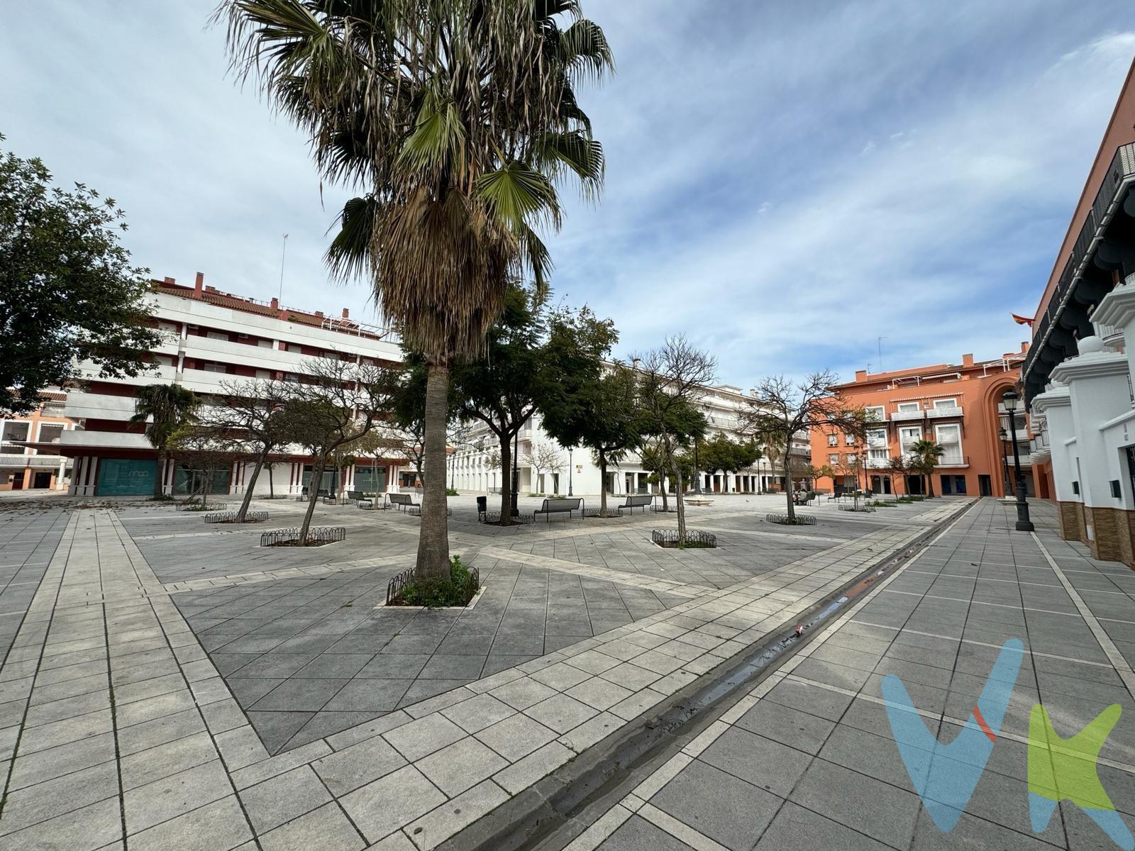 Magnífica casa ubicada en la Plaza de las Infantas donde se encuentra una hermosa plaza de unos 2000  m² aproximadamente, en pleno centro a un paso de nuestra famosa Plaza del Cabildo y a uno pocos minutos de la playa.  .  Es una casa amplia , luminosa y lista a ocupar  situada en una urbanización tranquila en pleno centro. Consta de tres plantas. En la planta baja se encuentra un hall de entrada,  sala comedor, cocina tipo office, un aseo y dos hermosos patios. En la planta primera se dispone un amplio y bonito salón con salida a una terraza con unas hermosas vistas de la plaza y un amplio dormitorio con baño completo con plato de ducha. En la segunda planta  se encuentra otros dos dormitorios amplios y un baño completo con bañera. En la última planta se encuentra un castillete donde encontraras un espacio para poner el lavadero y un solárium privativo desde el que disfrutaras de una intimidad y  de unas hermosas vistas de toda la urbanización.   . Se ofrece la posibilidad de adquirir garaje y trastero en la misma urbanización por un precio adicional de 25.000 €. Una excelente oportunidad para ganar comodidad y espacio extra.  ¡¡¡ Vivir en esta casa  es un auténtico Lujo!!!. Por mandato expreso del propietario, comercializamos este inmueble en exclusiva, lo que le garantiza el acceso a toda la información, a un servicio de calidad, un trato fácil, sencillo y sin interferencias de terceros. Por este motivo, se ruega no molestar al propietario, a los ocupantes de la propiedad o a los vecinos. Muchas gracias por su comprensión. 