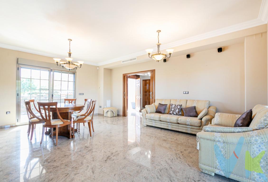  Excelente oportunidad de adquirir una magnífica casa independiente en la hermosa localidad de Gandia. Esta propiedad, construida en 2007, ofrece lo mejor en comodidad y espacio. Con un diseño moderno y un ambiente acogedor, esta casa es perfecta para familias que buscan tranquilidad sin renunciar a las comodidades actuales.Situada en un encantador entorno, la vivienda se extiende sobre una superficie construida de 408 metros cuadrados, de los cuales 217 metros son útiles, proporcionando así amplias áreas habitables. Al ingresar a la propiedad, es inevitable apreciar la amplitud y luminosidad de cada uno de sus espacios, garantizando un entorno cómodo para todos los miembros de la familia.Con cinco amplias habitaciones, esta residencia permite una vida familiar cómoda y versátil. Cada habitación ha sido diseñada para ofrecer el máximo confort, disfrutando de abundante luz natural y vistas agradables al exterior. La casa también cuenta con varias estancias comunes que pueden ser adaptadas a las necesidades específicas de sus habitantes.Esta propiedad no solo ofrece espacio, sino también una serie de comodidades que añaden valor y confort a la vida diaria. Cuenta con un ascensor que facilita el acceso a todas las plantas, haciéndola adecuada para todas las edades y necesidades de movilidad. Además, dispone de un espacioso garaje, proporcionando un lugar seguro y conveniente para los vehículos.El exterior de la vivienda es igualmente impresionante. Una zona ajardinada rodea la propiedad, ofreciendo un lugar ideal para el esparcimiento y la relajación al aire libre. La joya del jardín es, sin duda, su piscina privada, que invitará a disfrutar del clima cálido de Gandia en un entorno privado y seguro. Este espacio exterior es perfecto tanto para el disfrute familiar como para el entretenimiento de invitados.Estratégicamente ubicada en Gandia, esta casa goza de una localización excelente. La proximidad a servicios esenciales, colegios, y áreas de ocio hacen de esta propiedad una opción ideal para quienes buscan conveniencia y un estilo de vida activo. Además, la zona es conocida por su ambiente tranquilo y seguro, lo que la convierte en un sitio perfecto para vivir en armonía.Esta casa es más que una propiedad, es un hogar donde crear recuerdos inolvidables. Es la perfecta fusión de espacio, comodidad, y estilo moderno que muchas familias desean. La atención al detalle en cada rincón de esta residencia demuestra el nivel de calidad y cuidado puesto en su diseño y mantenimiento.No deje pasar la oportunidad de visitar esta espectacular casa en Gandia. Cada elemento de esta propiedad ha sido meticulosamente pensado para ofrecer un estilo de vida excepcional. Reserve una visita y descubra por qué este lugar puede ser el futuro hogar de sus sueños. Estamos convencidos de que al conocerla en persona, reconocerá su potencial único.__________________  La comercialización del presente inmueble se realiza en régimen de exclusiva, garantizando a la propiedad una gestión profesional, coordinada y sin interferencias externas. Trabajamos bajo el modelo de exclusiva compartida, colaborando activamente con otras agencias y profesionales que representen a posibles compradores o arrendatarios, con el objetivo de maximizar la difusión y las oportunidades de cierre.Por respeto a la propiedad y a sus ocupantes, se ruega no molestar directamente a propietarios o inquilinos. Para cualquier información adicional, concertar visita o plantear colaboración profesional, deberán dirigirse exclusivamente a nuestra oficina.La información contenida en este anuncio (incluyendo superficies, distribución, características, imágenes, planos y precios) tiene carácter meramente informativo y orientativo, no contractual, pudiendo estar sujeta a modificaciones, errores u omisiones sin previo aviso. Las superficies indicadas son aproximadas y no tienen carácter vinculante.El precio publicado no incluye impuestos ni gastos derivados de la operación (ITP, IVA, AJD, notaría, registro, gestoría u otros que legalmente correspondan).En caso de compraventa, los honorarios de intermediación inmobiliaria no están incluidos en el precio y serán satisfechos por la parte compradora de forma independiente, salvo pacto distinto.En caso de arrendamiento, la renta indicada no incluye suministros ni otros gastos repercutibles salvo indicación expresa en el anuncio. Las condiciones económicas y jurídicas definitivas se establecerán en el correspondiente contrato conforme a la normativa vigente. Los honorarios profesionales se aplicarán conforme a la legislación en vigor en el momento de la formalización del contrato.La propiedad podrá ser retirada del mercado o modificada en sus condiciones sin previo aviso, estando la oferta sujeta a disponibilidad.