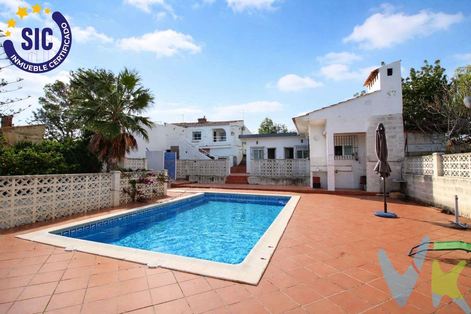 Descubre este encantador chalet ubicado en la urbanización Nuestra Señora de la Asunción, un entorno ideal para disfrutar de tranquilidad y comodidad. La vivienda principal, con una superficie construida de 84 m² sobre una generosa parcela de 803 m², dispone de 2 dormitorios dobles, salón comedor, cocina y baño completo. Se encuentra semi reformada y orientada al noroeste, lo que le proporciona una agradable luminosidad natural durante gran parte del día. Además, la propiedad cuenta con una casa de invitados independiente situada junto a la zona de piscina, que ofrece 2 dormitorios adicionales, baño completo y cocina propia. Un espacio perfecto para familiares, invitados, teletrabajo o incluso como zona independiente dentro de la parcela. El exterior es igualmente atractivo: podrás relajarte junto a tu propia piscina mientras disfrutas del aire libre rodeado de árboles frutales que brindan sombra esencial en verano. La parcela ofrece amplitud, privacidad y múltiples posibilidades de disfrute. Dispone también de parking privado y trastero. Situada a solo 36 km del mar Mediterráneo, combina lo mejor del entorno natural con una buena conexión a servicios, colegios y zonas comerciales, además de áreas recreativas ideales para actividades al aire libre. En definitiva, una propiedad que ofrece vivienda principal + espacio independiente adicional, perfecta para quienes buscan amplitud, privacidad y versatilidad en un entorno tranquilo. Entra en nuestro tour virtual y disfruta del recorrido:. https://my.matterport.com/show/?m=ZDmaEat. INFORMACIÓN LEGAL AL CONSUMIDOR:. El precio indicado no incluye impuestos ni gastos derivados de la compraventa. Gastos a cargo del comprador:. • Impuesto de Transmisiones Patrimoniales (ITP): En segundas transmisiones, el tipo general vigente en la Comunitat Valenciana es del 10% sobre la base imponible, que será el mayor valor entre el precio de compraventa, el valor declarado o el valor de referencia catastral, pudiendo aplicarse tipos reducidos según las circunstancias del comprador. • Honorarios de intermediación inmobiliaria: 4% del precio final de venta + IVA (21%), a cargo del comprador. No incluidos en el precio de venta. • Notaría y Registro de la Propiedad: Los aranceles son oficiales y variables en función del precio y características de la operación. A título orientativo, entre 600 € y 1.000 €. Los gastos se distribuirán conforme a la normativa vigente, salvo pacto en contrario. Las condiciones pueden variar en función de las circunstancias personales y del régimen fiscal aplicable. Otros gastos:. • Gastos de financiación: Tasación, comisiones y condiciones bancarias según la entidad elegida por el comprador. • Gestoría: Servicio opcional, con costes variables en función del proveedor. • Podrán existir otros gastos inherentes a la formalización de la compraventa que correspondan al comprador según normativa vigente. El vendedor asumirá los gastos que legalmente le correspondan, salvo pacto en contrario. El inmueble no se encuentra sujeto, a fecha de publicación, a limitaciones de precio derivadas de normativa de zonas de mercado residencial tensionado. Se facilitará al cliente información detallada y personalizada de todos los costes asociados a la operación, así como la documentación relativa al inmueble, disponible en la sede física de la agencia - Av. Blasco Ibáñez 5 Bajo, 46970, Alaquàs (Valencia) y/o en el medio electrónico habilitado – www.inmueblesvalencianos.net. La agencia actúa exclusivamente como intermediaria en la operación. Cualquier compraventa queda sujeta a la aceptación expresa del vendedor y a la formalización del correspondiente contrato. El presente anuncio tiene carácter meramente informativo y no contractual, pudiendo estar sujeto a errores, cambios o actualizaciones.  . La venta de esta vivienda se gestiona mediante contrato de EXCLUSIVA COMPARTIDA por lo que se trabaja con cerca de 400 Inmobiliarias. . 