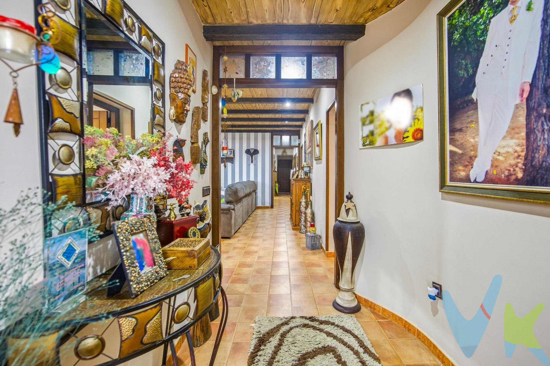 Descubre este impresionante chalet ubicado en una tranquila zona residencial de Chiclana de la Frontera, específicamente en Pinar de los Franceses. Con un precio atractivo de 379,900€, esta propiedad cuenta con una generosa superficie construida que alcanza los 533 m² y se sitúa sobre un extenso terreno parcelado que abarca 2,200 m². El chalet ofrece cuatro amplias habitaciones dobles ideales para familias o como espacio adicional para huéspedes. Además, dispone de tres baños completos diseñados con buen gusto y funcionalidad.En el exterior podrás disfrutar del amplio jardín privado donde tendrás múltiples posibilidades; desde crear tu propio oasis personal hasta realizar reuniones familiares al aire libre.Los espacios interiores son luminosos y bien distribuidos permitiendo aprovechar cada rincón del hogar.Esta es una oportunidad excepcional tanto si buscas residir en una zona tranquila  como si deseas tener un lugar vacacional.Si estás interesado por favor contacta ahora mismo. Comercializamos este inmueble en exclusiva, lo que le garantiza el acceso a toda la información y un servicio de calidad. En cumplimiento del Decreto de la Junta de Andalucía 218/2005 del 11 de Octubre, se informa al cliente que los gastos notariales, registrales,honorarios, ITP y otros gastos inherentes a la compraventa no están incluidos en el precio. Igualmente disponemos de un Seguro de Caución para garantizar las cantidades entregadas a nuestra Agencia en concepto de Reserva y/o Arras. impuestos y gastos de la compraventa. El comprador puede consultar de forma oficial los impuestos aplicables (ITP, AJD, etc.) en la web de la Junta de Andalucía:. https://www.juntadeandalucia.es/organismos/economiahaciendayfondoseuropeos/areas/tributos-juego/tributos/paginas/impuestos-cedidos-transmisiones.html. Si tiene cualquier duda sobre los gastos de la compraventa, llámenos y estaremos encantados de asesorarle de forma clara y personalizada. . . 