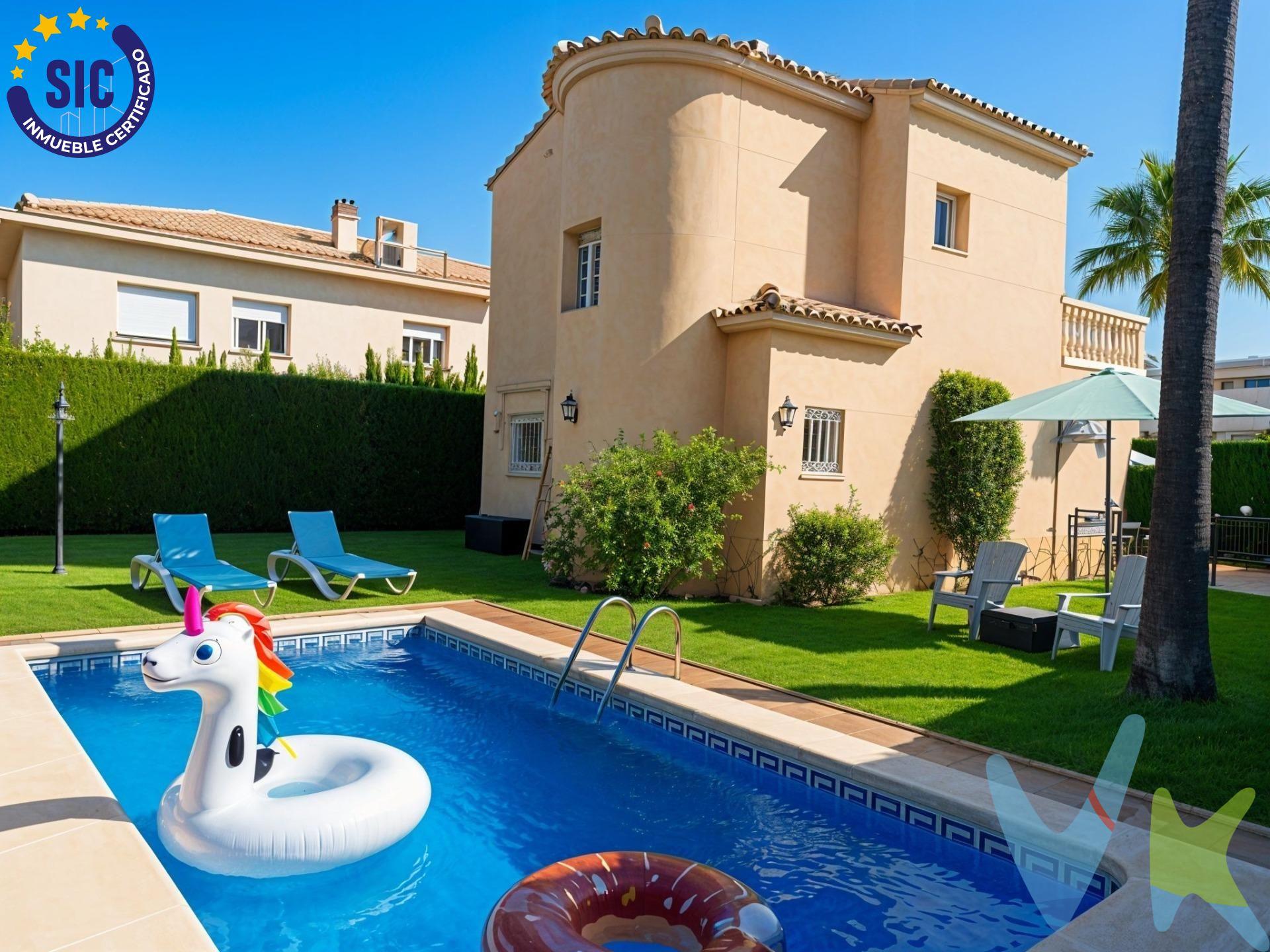 REMAX presenta en exclusiva este precioso chalet en Oliva Nova Beach [amp;] Golf Club, una magnífica oportunidad para disfrutar de una vivienda única en una urbanización exclusiva, con vigilancia las 24 horas y donde reina la tranquilidad absoluta. La propiedad se asienta sobre una parcela de 400 m² y cuenta con 150 m² construidos, distribuidos de manera óptima en dos alturas para separar los ambientes de día y de noche:. Planta Baja (Zona de día): Un espacio diseñado para disfrutar, donde la luz natural es la gran protagonista. Cuenta con un amplio salón-comedor, una cocina funcional, una habitación (ideal para invitados o como despacho) y un cuarto de baño completo. Desde esta planta se accede directamente a la fantástica piscina privada, el lugar perfecto para relajarse. Planta Superior (Zona de noche): Dispone de dos amplias habitaciones dobles. Una de ellas tiene acceso directo a una enorme terraza, un rincón mágico donde es imposible levantarse de mal humor. Esta planta se completa con un moderno cuarto de baño recién reformado, equipado con plato de ducha. Un entorno y estilo de vida inigualables. Vivir aquí es mucho más que disfrutar de una gran casa; es tener a tu alcance servicios de lujo y naturaleza:. Golf de élite: A escasos metros de la vivienda se encuentra el campo de golf de 18 hoyos. No es un campo cualquiera: fue diseñado por la leyenda Severiano Ballesteros, con un trazado espectacular que se funde perfectamente con el paisaje. Hípica internacional: El entorno se engrandece con el Centro Ecuestre Oliva Nova. Sus instalaciones, con capacidad para albergar competiciones oficiales nacionales e internacionales de doma clásica y salto, lo sitúan a la altura de los mejores del circuito mundial, atrayendo a jinetes de los 5 continentes. Servicios premium y playa: A todo esto se suman unas magníficas instalaciones a tu alcance, como un centro deportivo de alto rendimiento, un hotel de 5 estrellas y, como broche de oro, la cercanía a espectaculares playas de arena fina. No dejes pasar esta oportunidad de invertir en calidad de vida. ¡Contáctanos para concertar una visita!. VENTA:. PVP 440.000€. Gastos e impuestos no incluidos en el precio. La compra conlleva impuestos y gastos de formalización para el comprador. A título orientativo se informa que en segundas transmisiones el ITP con carácter general en Valencia es del 9%, pudiendo existir otros tipos impositivos atendiendo a las circunstancias personales del comprador u otras circunstancias previstas legalmente. Base imponible del impuesto el mayor valor entre el precio de compraventa, la tasación o el valor de referencia catastral. En cuanto a los gastos de notaría y registro, en su caso, suelen oscilar aprox. entre 1,5% y 2,5% (aranceles variables según precio, n.º de copias y complejidad). El comprador elige notario. Si el comprador precisase de hipoteca: tasación, condiciones y costes bancarios serán según entidad elegida por el comprador, así como los gastos de gestoría, y cualesquiera otros gastos inherentes a la formalización de la compraventa que legalmente correspondan a la parte compradora, salvo pacto expreso en contrario con el vendedor. El consumidor tiene, conforme a la normativa vigente, a su disposición información y documentación adicional relativa al inmueble y condiciones de la compraventa, que podrá ser consultada en C/Joaquín Costa 4, bajo 46005 Valencia o urbe2@remax.es. Honorarios de mediación inmobiliaria a cargo del COMPRADOR: (3% del precio final de venta más IVA (21%), salvo otro pacto.); y de VENDEDOR (según acuerdo con el mismo). Se informa al consumidor que la agencia actúa como intermediaria inmobiliaria en la operación, estando cualquier eventual compraventa y sus condiciones sujeta a la aceptación expresa del propietario-vendedor y a la posterior formalización del correspondiente contrato.