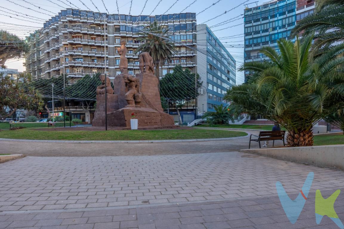 Hay ubicaciones que nunca fallan. Mesa y López es una de ellas. Vivir, alquilar o invertir aquí significa estar en el corazón comercial y residencial de Las Palmas, donde la demanda es constante y el valor se mantiene en el tiempo. Esta vivienda es una lienzo en blanco con alma urbana. Espacios amplios, buena estructura y una distribución que invita a imaginar. Tres habitaciones generosas, dos baños, un salón con salida a balcón con vistas y una cocina independiente conforman una base perfecta para crear un hogar contemporáneo o un producto inmobiliario altamente atractivo. Aquí no se compra solo metros cuadrados, se compra potencial. Potencial para transformar, para modernizar, para dar carácter. Una reforma bien planteada puede convertir esta propiedad en una vivienda luminosa, actual y muy deseada, capaz de destacar en un mercado donde lo renovado marca la diferencia. Abrir espacios, actualizar acabados, cuidar la iluminación… cada decisión suma valor y emoción. El verdadero atractivo está en imaginar el después: un piso renovado, en una zona que se alquila rápido, que se vende bien y que siempre está en el radar del comprador solvente. Un activo que, tras la reforma, cuenta una historia distinta y se posiciona por encima del promedio. Si sabes reconocer una buena oportunidad cuando la ves, esta vivienda tiene todo para convertirse en una inversión con sentido, recorrido y emoción. Solicitar una visita es el primer paso para empezar a visualizarla