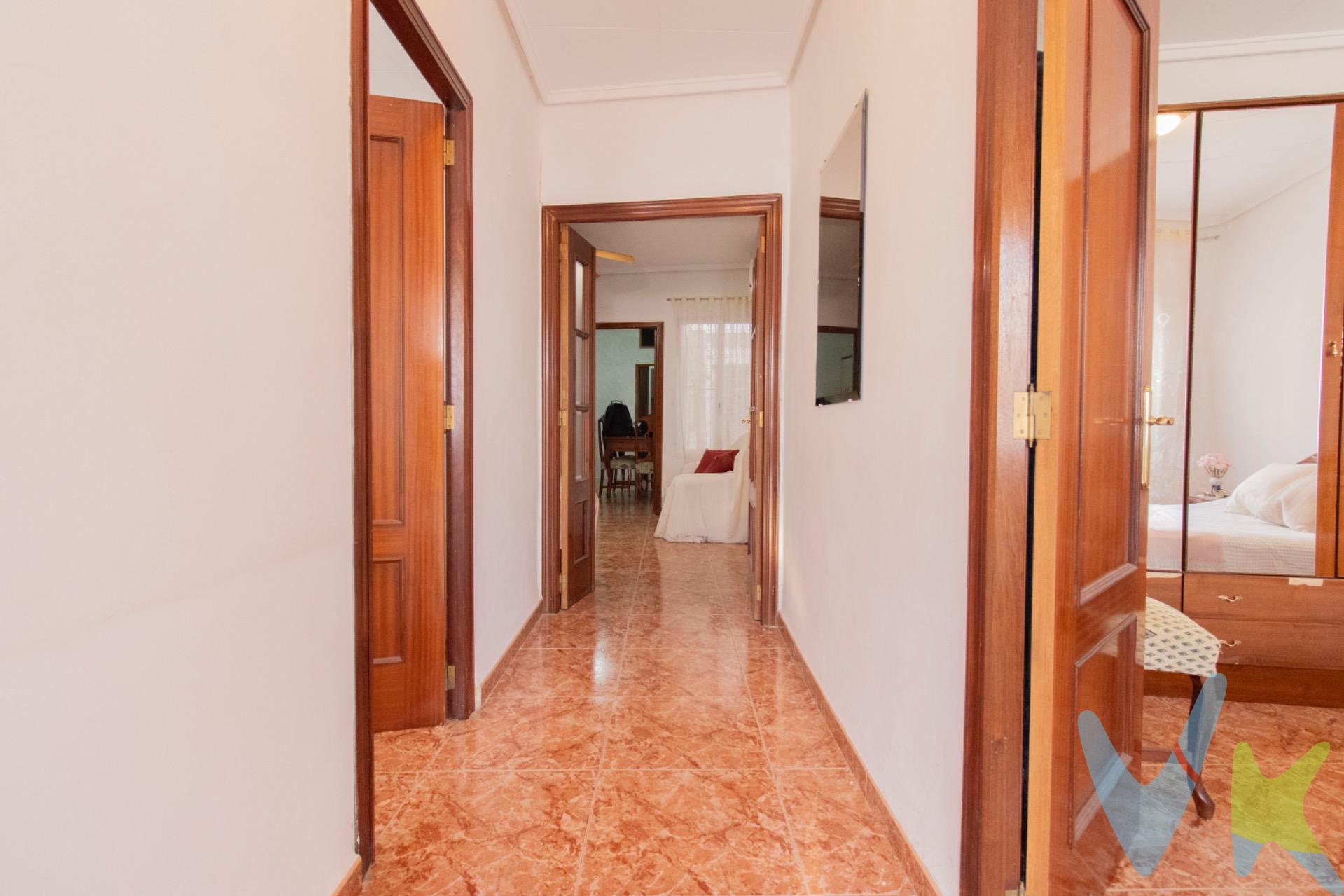 ¿Buscas una vivienda con espacio, luz y posibilidades para crear un hogar completamente a tu medida? Esta casa de una planta en Puerto de Sagunto puede ser justo lo que estás buscando. La vivienda cuenta con aproximadamente 100 m², distribuidos en 3 habitaciones y 1 baño, además de un agradable corral o patio interior que aporta luminosidad y un espacio exterior privado. Se encuentra en una zona tranquila y residencial, muy próxima a un supermercado y a pocos minutos del Centro Comercial L'Epicentre, con todo tipo de servicios, comercios y opciones de ocio al alcance. La vivienda necesita una reforma parcial, lo que supone una magnífica oportunidad para actualizarla y diseñarla a tu gusto, adaptándola a las necesidades de tu familia y creando un hogar totalmente personalizado. Uno de sus grandes atractivos es su amplia terraza superior, con una superficie aproximada equivalente a la de la vivienda, recientemente arreglada e impermeabilizada. Un espacio con muchísimo potencial para convertirlo en una zona de descanso, comedor exterior, solárium o simplemente disfrutar del buen clima durante todo el año. Una casa con mucha luz natural, espacios exteriores y grandes posibilidades, ideal para quienes buscan una vivienda independiente con carácter y quieren darle una segunda vida mediante una reforma. Una oportunidad para transformar una casa con potencial en el hogar que siempre has querido. 