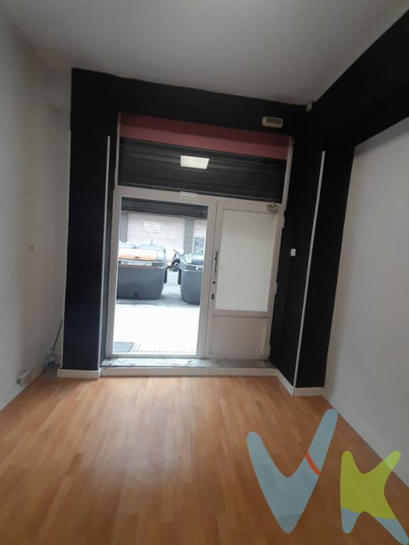 Local instalado en venta, con suministro eléctrico y agua. Su última actividad fue como Call center por lo que cuenta con 10 puestos para ordenadores.Se dispone en tres alturas (en la planta baja se encuentran almacén y aseo), Cuenta con persiana metálica de seguridad y es muy luminoso.Cualquier giro. Ideal para iniciar su negocio.Llámenos para verlo! Observaciones públicas:Según la Ley 10/2025, de 28 de diciembre, se informa que los gastos e impuestos que conlleva la adquisición no están incluidos en el precio indicado:El vendedor asume la plusvalía y el resto de gastos son del comprador.Segundas transmisiones, el comprador abona el Impuesto sobre Transmisiones Patrimoniales (ITP). Puede consultar toda la información en el siguiente enlace: https://sede.tributasenasturias.es/sites/sede/default/es_ES/Que-quieres-hacer/Transmisiones-Patrimoniales-y-AJD. La base imponible que se toma para el cálculo será el mayor valor entre precio de compraventa, tasación o valor de referencia catastral.El comprador escoge la notaría. Los gastos de Notaría están regulados en el Anexo I, del Real Decreto 1426/1989, de 17 de noviembre, por el que se aprueba el arancel Notarial y los gastos de Registro según el arancel oficial establecido en el Anexo I, del Real Decreto 1427/1989, de 17 de noviembre, los aranceles varían en función del precio, número de copias y complejidad. Los gastos de Gestoría por la tramitación administrativa de la compraventa, presentación, liquidación de impuestos y la inscripción en el Registro de la Propiedad, serán de la parte compradora, en caso de que decida encargar dichos trámites a un profesional, su importe varía en función del profesional o entidad designada para su realización. Si el comprador necesita préstamo hipotecario, la tasación, condiciones y costes bancarios según entidad elegida por el comprador; así como los gastos de gestoría y cualesquiera otros inherentes a la formalización de la compraventa serán de su cuenta, salvo pacto expreso en contrario con el vendedor..Honorarios de intermediación inmobiliaria a cargo del vendedor.Conforme a la normativa vigente, el consumidor tiene derecho a disponer de información, documentación y condiciones de la compraventa relativa al inmueble, en la sede física de Los Arcos 98, SL en Avenida de la Costa, nº 53  bajo en Gijón, o a través de nuestro correo electrónico, inmobiliaria@grupolosarcos.es. La agencia actúa exclusivamente como intermediaria en la operación, las condiciones de la compraventa están sujetas a la aceptación expresa del vendedor y a la posterior formalización del correspondiente contrato. El presente anuncio es meramente informativo y la información facilitada corresponde a la disponible en la fecha de publicación, pudiendo variar en función de circunstancias legales, contractuales o fiscales.