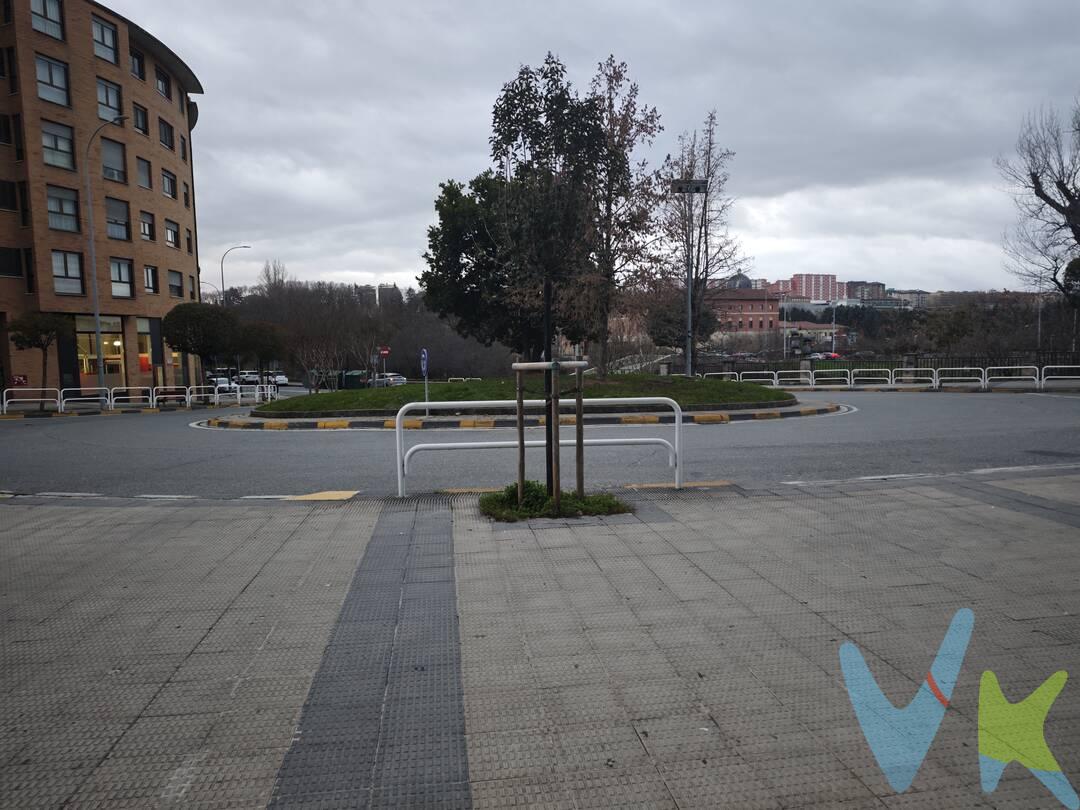 Plaza de garaje en zona sur Rochapea, en garaje privado a pie de calle. Plazas rotativas muy comódas todas. Entrada amplia, de facil acceso, plazas amplias, cómodo para maniobrar. 
Si quieres ahorrar tiempo, sin buscar aparcamiento, si quieres que tu coche este cuidado y protegido. Es una opción excelente.
El precio de venta no incluye: Impuestos (I.T.P., I.V.A. o A.J.D. en su caso)  Gastos de compraventa: Registro de la Propiedad, Notaría, Gestoría, Financiación. Las superficies expresadas son aproximadas, meramente informativas-.
VEN A VERLA !
 