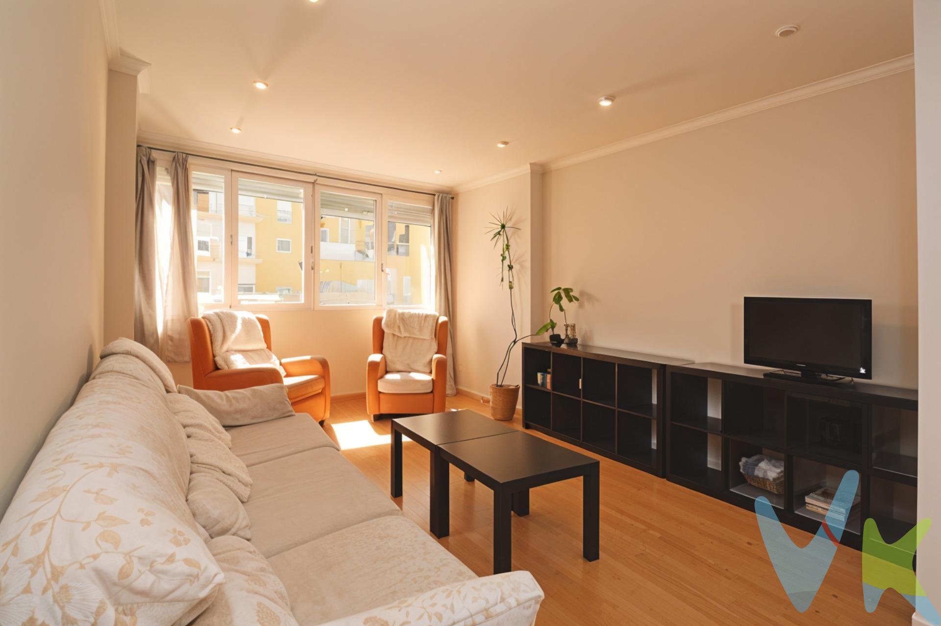 Se vende piso en Chamberí, en la calle Andrés Mellado, tercera planta con ascensor , ubicado en una finca representativa. Una excelente oportunidad para vivir o invertir en una de las zonas más consolidadas y cotizadas de Madrid. 📐 Características principales:. 185 m² construidos según catastro. 5 dormitorios . 2 baños completos. Salón-comedor muy luminoso, con terraza integrada que amplía el espacio. Gran Cocina independiente con zona de lavado, cuarto de baño y dormitorio de servicio. Trastero incluido en el precio. Garaje rotativo en la finca. 🔧 Detalles y equipamiento:. Vivienda a reformar con muchas posibilidades. Suelos de tarima. Calefacción central con contadores individuales. Finca con ascensor y adaptado para PMR. Excelente orientación a patio de manzana con muchísima luz natural. 📍 Ubicación inmejorable:. Situado en el corazón de Chamberí, uno de los barrios más emblemáticos de Madrid. Muy bien comunicado por transporte público y rodeado de todos los servicios: supermercados, colegios, centros médicos, universidades, zonas verdes y comercios. Se trata de una vivienda con necesidad de reforma, ideal para quienes buscan diseñar un hogar a medida. Sus 185 m² ofrecen una distribución muy versátil y múltiples posibilidades de transformación, desde una vivienda familiar espaciosa hasta un moderno piso con estancias abiertas y funcionales. Su amplitud y luz natural convierten esta propiedad en una gran oportunidad para personalizar y revalorizar en una de las mejores zonas de Madrid. . 📞 ¿Te interesa este piso en venta en Chamberí?. Contáctanos para más información, condiciones y agendar tu visita. El precio publicado no incluye el mobiliario, la decoración, impuestos ni el coste del servicio de gestión, asesoramiento y acompañamiento durante la compra. 