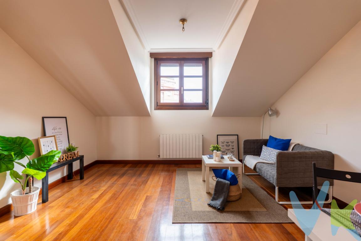 Preciosa vivienda situada en una de la zona más demandada de la ciudad, en el centro de Gijón, a un paso del puerto deportivo, la playa de Poniente y la calle Corrida.Ponemos a la venta este inmueble ubicado en uno de los mejores edificios de la zona, construido en el año 2006, situado en la calle Felipe Menéndez y escasos metros de Marqués de San Esteban.La vivienda consta de un amplio salón y cocina, dos dormitorios, y dos baños uno de ellos en suite. Vivienda muy luminosa y soleada ubicada en el último piso.El inmueble se enclava en un lugar idílico de la ciudad, a tan solo 1 minuto andando del Puerto Deportivo, a 3 min de la Playa de Poniente y a 5 min de la Playa de San Lorenzo. En los alrededores cuenta con todos los servicios necesarios, transporte público, estación de autobuses y tren cercana, negocios comerciales y de restauración.Si quieres hacer de esta propiedad tanto tu hogar como segunda residencia dada su excepcional ubicación, no lo pienses más, llámanos y te acompañaremos en la visita.En el precio publicitado no están incluidos los Impuestos de Transmisiones Patrimoniales, Notaría y Registro.