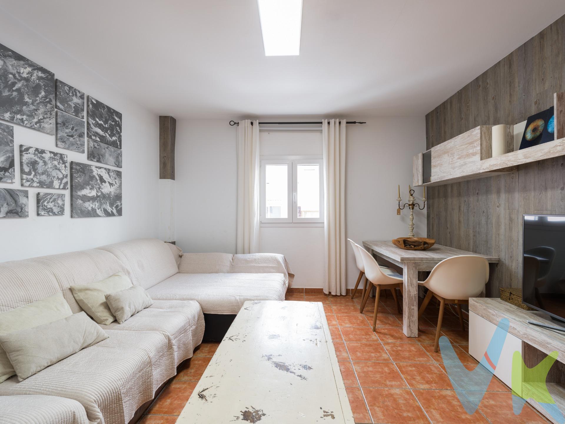 Amplio y luminoso piso ubicado en la primera planta de un edificio residencial en El Tablero, en el municipio de San Bartolomé de Tirajana. Esta zona, cada vez más valorada por su cercanía con Maspalomas y sus excelentes conexiones, resulta ideal tanto para quienes trabajan o residen en el sur de la isla como para inversores que buscan una propiedad cerca de las principales zonas turísticas de Gran Canaria. En sus alrededores se encuentran centros comerciales, colegios, supermercados, servicios de salud y transporte público, todo a solo unos minutos de las famosas dunas y playas del sur. La propiedad cuenta con una superficie construida de 128m2, y se distribuye en dos dormitorios dobles, uno de ellos con vestidor y armarios empotrados, un dormitorio adicional de tamaño simple, dos baños completos, cocina independiente con acceso a una práctica solana, y un salón-comedor amplio y muy luminoso gracias a sus ventanales. Una excelente oportunidad para quienes buscan amplitud, buena ubicación y comodidad en el sur de la isla. Precio de Venta al Público (PVP) – No incluye gastos. Impuestos y demás gastos legalmente correspondan al comprador. Inmueble sujeto a ITP del 6,5% con carácter general; existen excepciones según normativa aplicable. Base imponible el mayor valor entre: 1) precio de venta: 2) tasación; 3) valor referencia catastral. Gastos Notaria y Registro entre 0,3% - 0,8% aprox. según aranceles. Financiación: gastos de hipoteca, tasación y gastos bancarios a cargo del comprador y según su necesidad y elección.  Honorarios inmobiliaria a cargo del vendedor.  Operación y condiciones de compraventa sujeta a aceptación expresa del vendedor. Para acceder a información y documentación legalmente exigible por el consumidor puede contactarnos. Anuncio sujeto a errores, cambios de precio, omisión y/o retirada del mercado sin aviso previo.