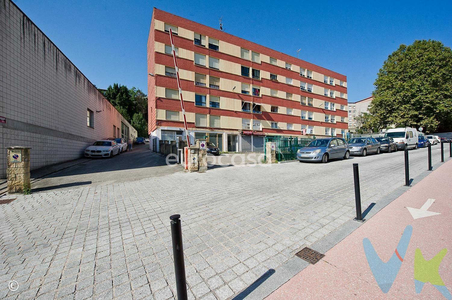 EL ENCANTO DEL NUEVO TETUÁN. Imagínate vivir en uno de los barrios más especiales y con más vida de Santander: Tetuán. Un lugar que ha sabido reinventarse sin perder su esencia y que hoy se ha convertido en una de las zonas más demandadas y con más encanto de la ciudad. Aquí lo tienes todo: tradición, ambiente, cercanía al mar y la mejor oferta gastronómica y de ocio a tu alcance. Este piso de 83 m² construidos es justo lo que estabas buscando:. •	3 dormitorios con espacio para todo. •	Un salón luminoso donde relajarte al final del día o compartir momentos con los tuyos. •	Cocina práctica y funcional, lista para adaptarse a tu estilo. •	Y un baño completo con todo lo necesario. La vivienda cuenta con una orientación norte-sur, lo que garantiza luz natural durante todo el día que aporta frescor en verano y confort en invierno. Además, el portal está totalmente renovado y dispone de ascensor a cota cero, lo que hace que la accesibilidad sea perfecta para todos. Y como sabemos que en Santander el aparcamiento puede ser un quebradero de cabeza, aquí no tendrás ese problema: el piso incluye parking en superficie, un auténtico lujo en esta zona. Lo mejor, sin duda, su ubicación privilegiada. Al salir de casa, un encantador túnel te conecta en apenas 8 minutos con El Sardinero, sus playas y su paseo marítimo. Y hacia el otro lado, a solo unos pasos, tienes Puertochico, con la Bahía de Santander, el Club Marítimo, restaurantes, bares y la mejor vida social de la ciudad. Además, la zona está pensada para tu día a día: farmacia y ambulatorio al lado de casa, tiendas, cafeterías y todos los servicios que puedas necesitar sin tener que coger el coche. Este piso tiene alma y es ideal tanto si buscas tu residencia habitual en una de las mejores zonas de Santander, como si quieres una segunda vivienda junto al mar o una inversión con gran demanda en alquiler. Porque vivir en Tetuán es mucho más que tener un piso: es disfrutar de una forma de vida única, entre la calma de sus calles y la energía vibrante de una de las zonas más cotizadas de la ciudad. 