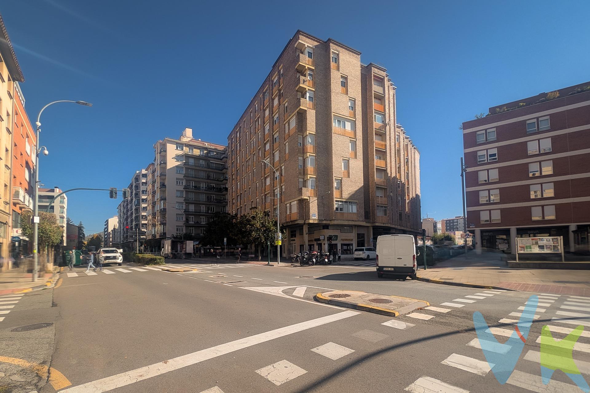 Si lo que buscas es una vivienda, bien distribuida, con 3 dormitorios, altura, luz y las mejores vistas no dejes escapar esta oportunidad en la mejor localización de Burlada. Enclavada en un edificio con ascensor, esta vivienda cuenta con todo lo necesario para convertirse en tu próximo hogar. Dispone de 3 dormitorios, baño, aseo de servicio, cocina y sala a un pequeño balcón desde donde encontrarás la mejor panorámica del pueblo. Frente a la Plaza Julio Torres y en la misma calle Mayor, en esta localización tendrás toda la zona comercial y servicios del pueblo en la misma puerta de casa. Del mismo modo, se encuentra perfectamente conectada con el centro de Pamplona por la gran frecuencia de autobús urbano. Cuenta con servicios centrales de calefacción y agua caliente medidos mediante contadores individuales. No lo dudes, esta es la vivienda perfecta para aquellas personas que deseáis vivir en Burlada.