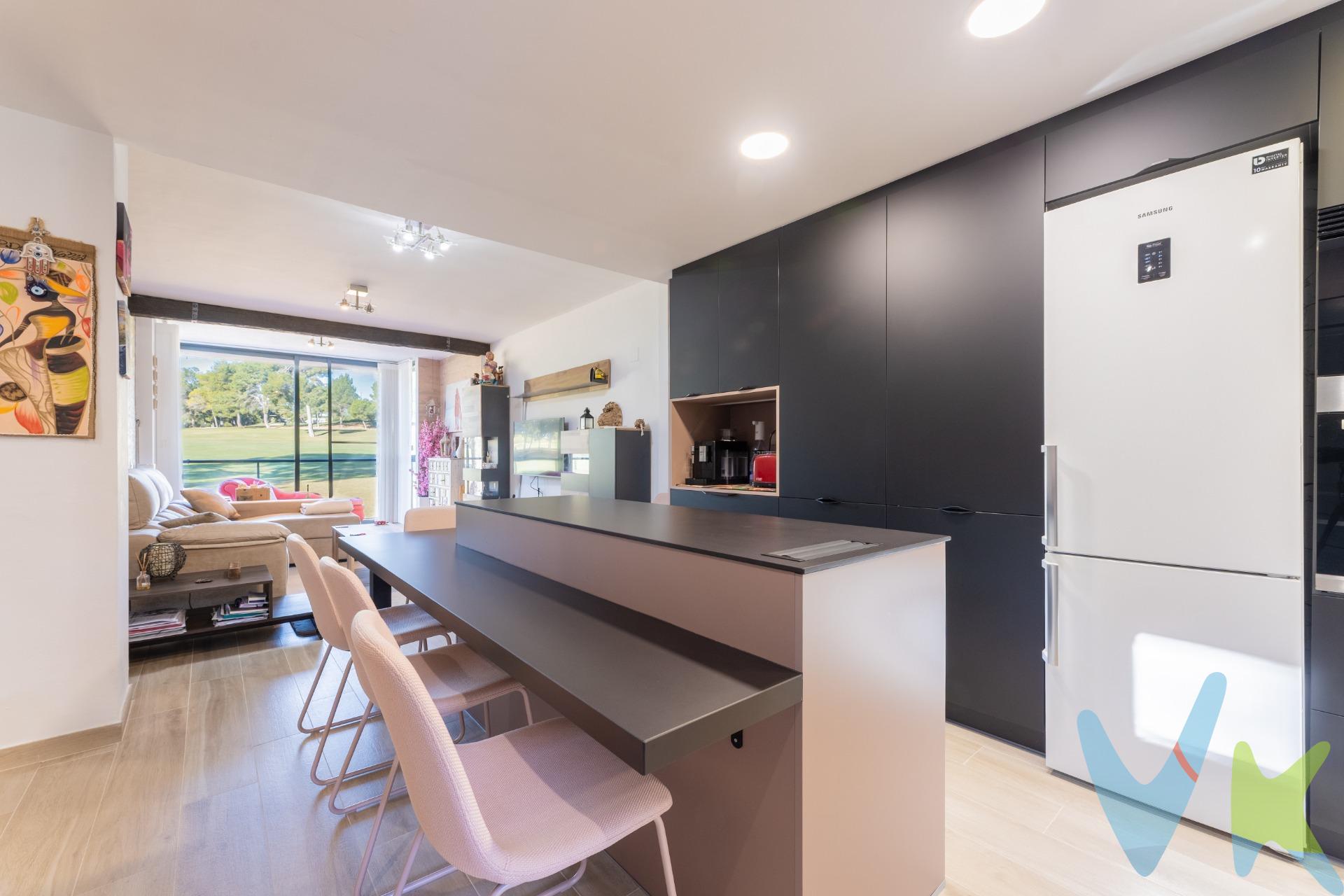 En un enclave privilegiado, rodeado de naturaleza y serenidad, se encuentra esta vivienda completamente reformada que combina elegancia, confort y funcionalidad. Ideal para parejas o para quienes desean disfrutar de una vida tranquila en un entorno cuidado y seguro. La vivienda dispone de dos habitaciones dobles, una de ellas principal, amplia y luminosa, y otra actualmente habilitada como vestidor, fácilmente adaptable según las necesidades del nuevo propietario. El salón con cocina integrada ofrece un espacio abierto y acogedor, perfecto para disfrutar del día a día o recibir a invitados en un ambiente moderno y confortable. Cuenta además con dos baños completos, aire acondicionado y calefacción central, y una terraza con vistas impresionantes al campo de golf, un rincón perfecto para relajarse y contemplar la belleza del entorno. Situada en la prestigiosa Urbanización El Bosque, esta propiedad ofrece una calidad de vida incomparable: vigilancia 24 horas, servicio de correos y recepción de certificados en el domicilio, piscina comunitaria y amplias zonas comunes ajardinadas. Un hogar ideal para quienes buscan bienestar, exclusividad y contacto con la naturaleza, sin renunciar a la comodidad y los servicios que proporciona una urbanización de alto nivel. La descripción y los datos del presente inmueble tienen carácter meramente informativo y en ningún caso contractual. En el precio de la vivienda no están incluidos los honorarios de agencia, gastos de compraventa y/o financiación. Por mandato expreso del propietario, comercializamos este inmueble en exclusiva compartida, lo que garantiza un servicio de calidad, un trato fácil y personalizado, una gran difusión en nuestras redes compartidas y sin interferencias de terceros. Por este motivo se ruega no molestar al propietario, a los ocupantes de la propiedad, a los vecinos o conserjes del edificio si los hubiera. Si eres una agencia, llámanos colaboraremos contigo.