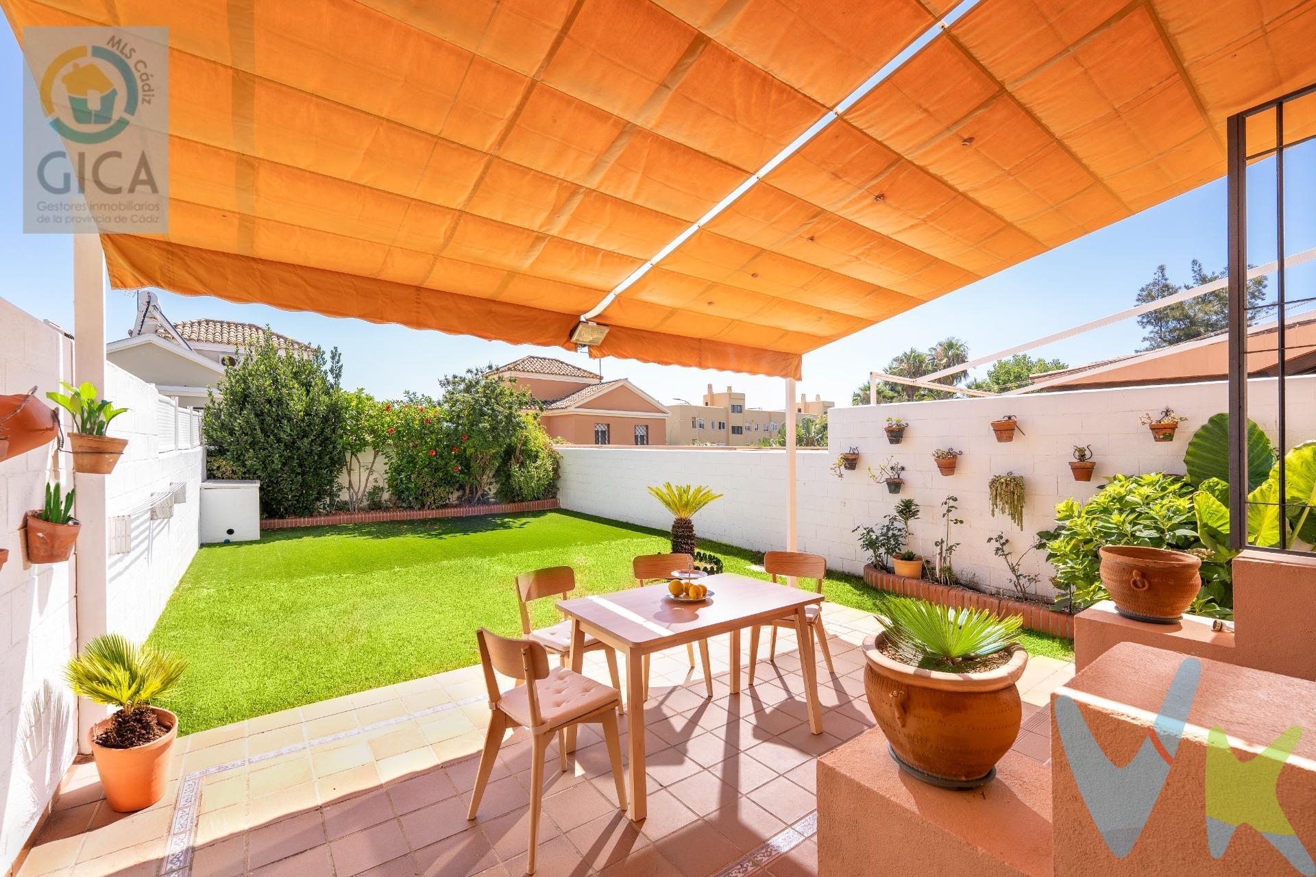 🏡 Exclusiva vivienda adosada en Urb. Mirador del Golf – Calle Venus, Algeciras. Presentamos esta magnífica vivienda adosada ubicada en una de las zonas más valoradas y tranquilas de Algeciras. Se trata de un inmueble excepcional por su amplitud, distribución y situación privilegiada. La propiedad se asienta sobre una parcela de 210 m² y cuenta con una superficie construida registrada de 208 m², distribuidos en varias plantas:. En planta sótano, dispone de un espacio diáfano de 62m², ideal como trastero, sala de juegos, gimnasio o zona polivalente. La planta baja,  ofrece un patio delantero con aparcamiento privado y un espacio de aprox. 50m², una cocina completamente equipada, aseo de cortesía y un amplio salón con chimenea, desde el cual se accede a un jardín trasero de 100 m² con césped natural, perfecto para disfrutar del aire libre y con espacio suficiente para instalar una piscina. En la primera planta se encuentran tres dormitorios y dos baños completos, uno de ellos en suite. Por último, la buhardilla/ático ofrece aproximadamente 40 m² adicionales, con posibilidad convertir en estancia independiente al tener preinstalación para un cuarto de baño y así mismo acceso a una terraza de 12,5m² con vistas panorámicas a la bahía de Algeciras. . La vivienda se entrega con luminarias instaladas, cuatro equipos de aire acondicionado en perfecto estado y algunas estancias amuebladas, así como una cocina totalmente equipada y amueblada con electrodomésticos. Ubicada en una urbanización privada de solo 20 viviendas, situada en calle sin salida, lo que garantiza tranquilidad y seguridad. La comunidad incluye servicios periódicos de desinsectación, desratización y mantenimiento preventivo de redes. Su localización es excelente: a pocos metros del Hospital Punta Europa, a solo 5 minutos en coche de la Playa de Getares y con un supermercado Mercadona a escasa distancia.