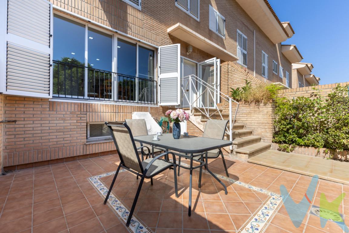  Se presenta una excepcional oportunidad de adquirir una magnífica casa en venta, situada en la apacible zona de Nuevo Centro, en Puerto de Sagunto. Esta propiedad, construida en 2003, se extiende sobre una superficie de 146,17 metros cuadrados, ofreciendo un amplio espacio que se adapta a diversas necesidades.Esta vivienda de tres habitaciones es ideal para familias que buscan comodidad y funcionalidad. Los interiores amueblados, que incluyen modernos electrodomésticos, garantizan que podrá instalarse de inmediato y disfrutar del confort que ofrece este hogar. La distribución inteligente de los espacios asegura que cada habitación disponga de luz natural, creando un ambiente acogedor y armonioso.El inmueble dispone de un garaje espacioso, lo que facilita la seguridad y protección de su vehículo. Además, cuenta con un trastero que ofrece un práctico espacio adicional para almacenaje. Estas características hacen que el hogar no solo sea estéticamente atractivo, sino también altamente funcional.Uno de los aspectos destacados de esta propiedad es su encantadora zona ajardinada. Este espacio exterior es perfecto para relajarse al aire libre, organizar reuniones familiares o disfrutar de momentos de tranquilidad. La belleza del jardín se suma al atractivo general de la casa, brindando una conexión con la naturaleza desde la comodidad de su hogar.La ubicación de esta residencia no podría ser más conveniente. Se encuentra estratégicamente situada cerca de paradas de autobús, lo que facilita el acceso al transporte público y proporciona una excelente conectividad con el resto de la ciudad. La cercanía a servicios esenciales y áreas comerciales hace que la vida diaria sea llevadera y sin complicaciones.La infraestructura de la vivienda incluye alcantarillado, lo que garantiza un sistema de drenaje eficaz y seguro. Esta característica es fundamental para quienes buscan una propiedad que combine las comodidades urbanas con un ambiente residencial tranquilo. El entorno que rodea la casa es una comunidad establecida, ofreciendo un ambiente seguro y amigable para todos los residentes.Pensar en esta propiedad es visualizar un hogar completo. Se trata de una inversión sólida en una zona prometedora que sigue creciendo y ofreciendo cada vez más servicios y comodidades. La casa no solo cumple con las expectativas estéticas y funcionales, sino que también promete una experiencia de vida enriquecedora.Instamos a los potenciales compradores a organizar una visita para apreciar de primera mano las cualidades únicas de esta propiedad. Cada elemento de la casa ha sido diseñado pensando en el bienestar de sus ocupantes, convirtiéndola en una opción inigualable en el mercado actual. No deje pasar esta oportunidad de explorar una vivienda que ofrece todo lo que uno puede desear en un hogar moderno y céntrico en Puerto de Sagunto. 