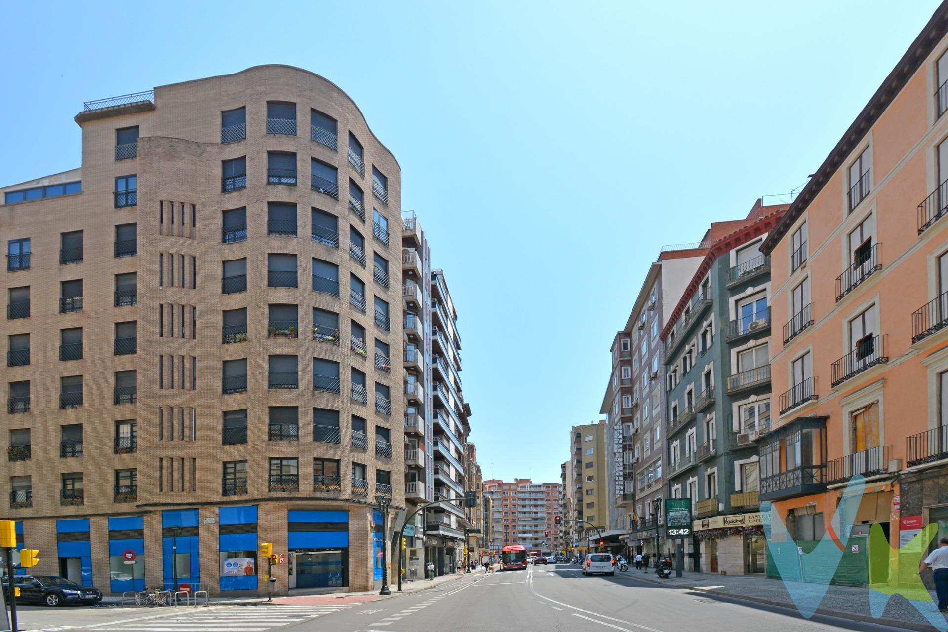 EXPECTACULAR PISO JUNTO A PLAZA ESPAÑA - C/COSO . Piso de 122 m² útiles,  en muy buen estado. Distribuido en tres dormitorios, salón, cocina independiente y 2 baños. Un balcón exterior con vistas al Coso.  . Es una novena planta con ASCENSOR A COTA CERO. Piso muy luminoso en todas las estancias. Única vivienda de la planta.  . DESDE LOS DORMITORIOS INTERIORES, EXPECTACULARES VISTAS A LAS TORRES DEL PILAR Y CATEDRAL DE LA SEO.  . El inmueble dispone de calefacción central y sistema de aire acondicionado frio/calor por conductos. Suelos de tarima flotante, puertas de haya y ventanas de aluminio climalit. Muy buena distribución. SE VENDE TAL Y COMO SE PUEDE OBSERVAR EN EL REPORTAJE FOTOGRÁFICO, totalmente amueblado y con la cocina equipada.  . Ubicado en pleno centro, al lado de Plaza España y con todo tipo de comercios. Muy bien comunicado, cerca de tranvía y varias líneas de autobuses, con todos los servicios a su alcance, en pleno centro de la ciudad. No lo dejes escapar y llámanos para concertar una visita, y no te pierdas el reportaje fotográfico y el tour 360º que tenemos preparados para ti. BUSCAMOS SOLUCIONES🏡,. ENCONTRAMOS HOGARES💙