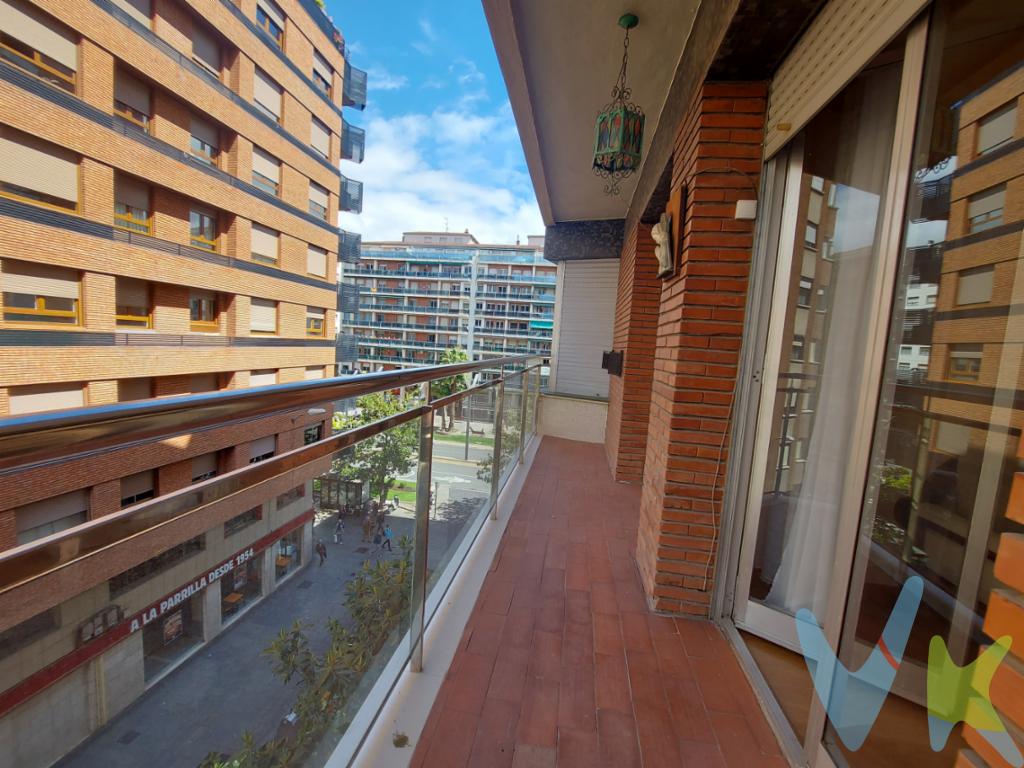 En Gran Vía en Logroño, 3 habitaciones y 2 baños.  Piso ubicado en la tercera planta de un edificio construido en 1969,  con portero, ofrece una oportunidad inigualable para aquellos que buscan un hogar en una ubicación privilegiada. Con sus 96 m² útiles y 108 m² construidos, este piso destaca por su amplitud y comodidad.Cuenta con tres habitaciones muy amplias, 2 baños acondicionados.  Dispone de dos balcones que ofrece una agradable vista a Gran vía. El entorno, sin duda, es otro de los puntos fuertes de esta propiedad. Al estar situado en la zona Centro de Logroño, el acceso a tiendas, restaurantes, centros educativos y servicios esenciales es inmediato. Además, la conexión con el resto de la ciudad está garantizada gracias a la proximidad de paradas de autobús cercanas, facilitando el desplazamiento tanto con vehículo propio como con transporte público. 