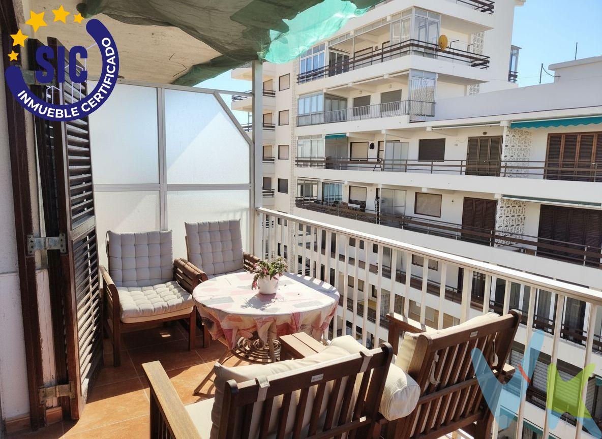 Si buscas la combinación perfecta entre la tranquilidad del mar y la comodidad absoluta, este piso es la joya que estabas esperando. Ubicado en la codiciada zona de Les Palmeres (Sueca), este exclusivo apartamento en última planta te ofrece un estilo de vida privilegiado a solo unos pasos del paseo marítimo. Características Destacadas:. Vistas al Mar desde tu propia Terraza: El espacio ideal para disfrutar de tus desayunos con la brisa marina o relajaros al atardecer. Distribución Moderna y Funcional: Cuenta con 2 habitaciones luminosas y 1 baño completo. Cocina Reformada junto al Comedor: Un concepto semiabierto que maximiza el espacio, la luz natural y la conexión social mientras cocinas. Edificio Actualizado: Olvídate de derramas. El patio ha sido reformado recientemente y cuenta con ascensor a cota cero. Comodidad Total: Olvídate de buscar aparcamiento en verano; el precio incluye plaza de garaje. Excelente Conectividad: Ubicación estratégica con acceso inmediato a la línea de autobús, ideal para moverte sin necesidad de coche. ¿Por qué es una oportunidad única?. Vivir en una última planta no solo te garantiza las mejores vistas, sino también una mayor privacidad, luminosidad y la ausencia de vecinos arriba. Ya sea como inversión, segunda residencia para tus veranos o para disfrutar del clima mediterráneo todo el año, esta vivienda lo tiene todo listo para entrar a vivir. ¡No dejes que se te escape! Propiedades con garaje, ascensor, reforma reciente y vistas al mar en esta zona vuelan. Contacta hoy mismo para agendar una visita y venir a descubrir tu próximo hogar frente al mar. VENTA:. PVP 150.000€. Gastos e impuestos no incluidos en el precio. La compra conlleva impuestos y gastos de formalización para el comprador. A título orientativo se informa que en segundas transmisiones el ITP con carácter general en Valencia es del 10%, pudiendo existir otros tipos impositivos atendiendo a las circunstancias personales del comprador u otras circunstancias previstas legalmente. Base imponible del impuesto el mayor valor entre el precio de compraventa, la tasación o el valor de referencia catastral. En cuanto a los gastos de notaría y registro, en su caso, suelen oscilar aprox. entre 1,5% y 2,5% (aranceles variables según precio, n.º de copias y complejidad). El comprador elige notario. Si el comprador precisase de hipoteca: tasación, condiciones y costes bancarios serán según entidad elegida por el comprador, así como los gastos de gestoría, y cualesquiera otros gastos inherentes a la formalización de la compraventa que legalmente correspondan a la parte compradora, salvo pacto expreso en contrario con el vendedor. El consumidor tiene, conforme a la normativa vigente, a su disposición información y documentación adicional relativa al inmueble y condiciones de la compraventa, que podrá ser consultada en C/Joaquín Costa 4, bajo 46005 Valencia o urbe2@remax.es. Honorarios de mediación inmobiliaria a cargo del COMPRADOR: (3% del precio final de venta más IVA (21%), salvo otro pacto.); y de VENDEDOR (según acuerdo con el mismo). Se informa al consumidor que la agencia actúa como intermediaria inmobiliaria en la operación, estando cualquier eventual compraventa y sus condiciones sujeta a la aceptación expresa del propietario-vendedor y a la posterior formalización del correspondiente contrato.