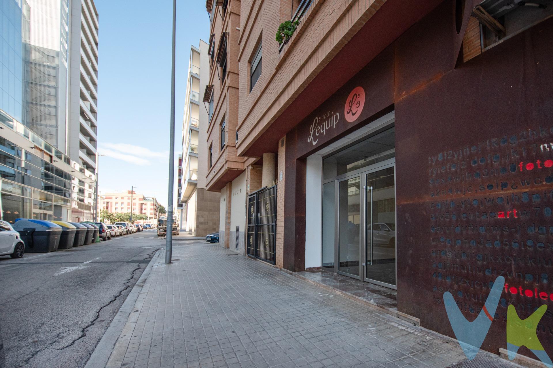 Te presentamos este local comercial de 70 m² en Torrent, una excelente oportunidad tanto en venta como en alquiler, para adaptarse a lo que mejor encaje con tu proyecto. Se trata de un espacio totalmente acondicionado, listo para entrar y comenzar actividad en muy poco tiempo, sin necesidad de realizar grandes reformas. Dispone de baño, trastero, suelos de mármol, aire acondicionado por split y puerta automática, ofreciendo comodidad, buena presencia y funcionalidad desde el primer día. Anteriormente fue utilizado como estudio de fotografía, lo que le confiere una distribución práctica y un ambiente ideal para actividades profesionales o comerciales. Uno de sus grandes atractivos es su ubicación privilegiada, en una zona consolidada y muy demandada de Torrent, junto al Parc Central y el Hort de Trénor, rodeado de zonas verdes, servicios y paso constante de vecinos. Además, se encuentra a tan solo 2 minutos andando de la estación de metro Avenida, con rápido y cómodo acceso a Valencia, lo que lo convierte en una opción estratégica tanto para clientes como para trabajadores. Gracias a sus características, distribución y excelente ubicación, este local ofrece múltiples posibilidades de uso y es ideal para montar un centro de estética o peluquería, una consulta profesional como fisioterapia, psicología o nutrición, un despacho u oficina, una academia o centro de formación, un estudio creativo o showroom, un pequeño comercio de barrio o incluso un espacio destinado a actividades wellness como yoga o pilates. Tanto para emprender tu propio negocio como para invertir en una zona con alta demanda, se trata de una opción con gran potencial y proyección. El espacio está listo, la ubicación es perfecta… ahora solo faltas tú para dar vida a tus sueños. Alquiler: Gastos de comunidad e IBI incluidos en el precio.