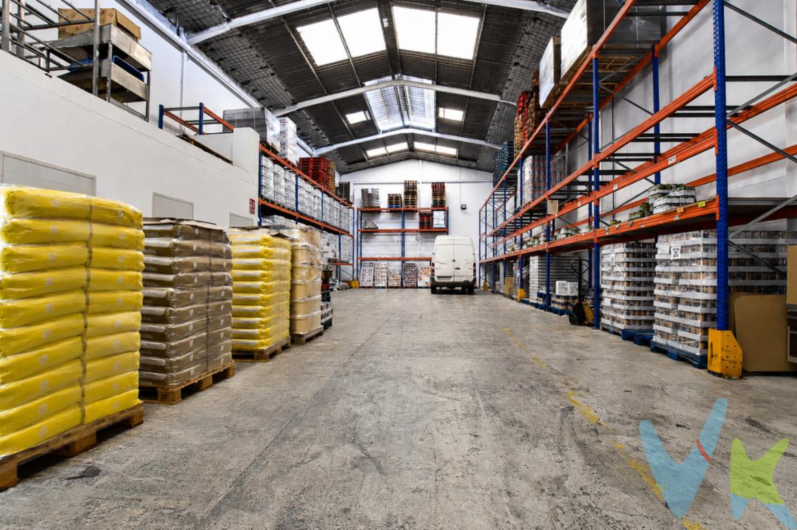 ¿Tu actividad empresarial o de almacenaje necesita espacio y estar en un polígono industrial? Tenemos la nave perfecta por su tamaño, ubicación y condiciones. Nave ignífuga que no se inflama ni propaga llama, según normativa municipal. La nave de casi 270m2 es ideal de espacio, ni grande ni pequeña, tamaño estándar, con posibilidad de realizar un altillo para oficinas o un despacho para empleados. Hay un retranqueo en la entrada con valla metálica y 2 puertas, una de acceso peatonal y otra para vehículos con puerta de acero y altura para furgonetas. La nave se encuentra en el polígono industrial de Rafelbunyol, muy cerca de la parada del metro L3, Valencia a 25 minutos, Castellón a una hora y la playa a 5km ¿Quieres más información? ¡Llámanos y preparamos visita!.¿Quieres enterarte en primicia de nuestros inmuebles en alquiler y venta? En VIVEKU.ES los publicamos con unos días de antelación.Contamos con 30 años de experiencia acreditada y nuestro objetivo es garantizarle un servicio de compra humano, ético, de calidad, fácil y seguro. Nuestro equipo lo integran agentes con la titulación AIR (Agente Inmobiliario Registrado) y Agentes Certificadores de la categoría Premium en certificación de inmuebles y debidamente registrados en el Registro de Agentes de Intermediación de la CV (RAICV 0743). Consulte en nuestras reseñas de Google lo que opinan los clientes que ya han trabajado con nosotros.