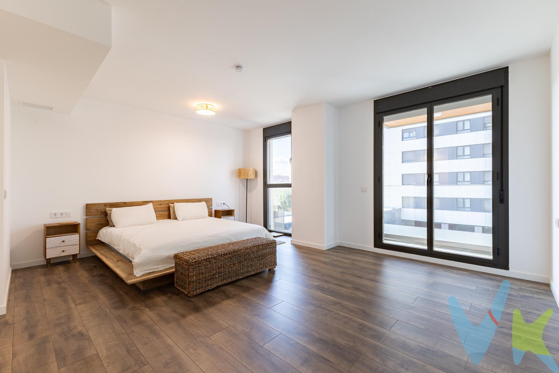 Piso moderno y acogedor en un edificio de lujo en el barrio de Malilla, pertinente al distrito de Quatre Carreres, uno de los barrios más dinámicos, modernos y crecientes de Valencia capital. El edificio se encuentra a 15 minutos caminando de la estación de tren “La Fuente de San Luís”, con zonas comunes, carril bici, buena comunicación de autobús, bares y restaurantes de alta calidad y todos los servicios a tu alcance, al lado de los parques Malilla y Azagador del Morro, con entretenimientos para los niños y adultos. El edificio tiene su propio patio vallado, con decoraciones y pequeños árboles y plantas, servicio de seguridad y conserjería, sala de reuniones, y terraza cerrada con banquillos y tumbones para coger el sol, piscina y maravillosas vistas hacia la ciudad y sus afueras. El piso se encuentra en la tercera planta, cuenta con 103,49 m 2 construidos e incluye un pasillo grande, salón, balcón abierto con magníficas vistas hacia las zonas naturales, ciudad de Valencia y sus afueras, 2 dormitorios (uno más pequeño y otro muy grande, con un cuarto de baño individual), cocina independiente, un cuarto auxiliar con la lavadora ubicada dentro y 2 cuartos de baño en total. Ambos dormitorios tienen ventanas panorámicas con las vistas muy bonitas hacia el parque, la ciudad, la piscina y el patio interior verde y decorado del edificio de vecindad. Todas las ventanas están dotadas de lámina reflectante. El suelo laminado belga. La cama y otros. muebles montados a mano, de madera de mango y roble. El piso cuenta con el propio sistema integrado de seguridad y vigilancia, detectores de humo, fuego y movimiento, todo manejable a distancia a través de la aplicación especializada, con un servidor individual protegido contra el hakeo.