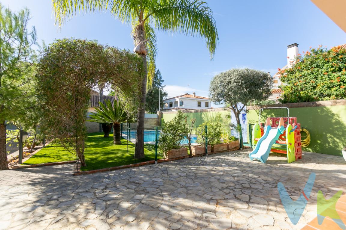 Encantadora vivienda junto al mar con jardín, piscina y amplias zonas exterioresA tan solo un minuto de la playa, se encuentra esta magnífica vivienda que combina a la perfección confort, amplitud y un entorno privilegiado para disfrutar del sol de Valencia durante todo el año.Sobre una parcela de 540 m², la propiedad ofrece un cuidado jardín con césped artificial, en el que destaca una preciosa piscina privada rodeada de zonas de descanso. La vivienda cuenta con dos encantadores porches: uno delantero, amplio y con vistas directas a la piscina, ideal para disfrutar de los días soleados, y otro trasero, frente al área de barbacoa o paellero, perfecto para reuniones familiares o cenas al aire libre.En el exterior, la casa dispone además de un baño con ducha, una pequeña cocina office de apoyo y un trastero muy práctico.En el interior, la vivienda se distribuye en dos plantas principales y una buhardilla, ofreciendo un total de cuatro dormitorios y tres baños completos (dos interiores y uno exterior).En la planta principal, encontramos un amplio salón comedor bañado por la luz natural gracias a sus grandes ventanales, creando un ambiente cálido y acogedor. La cocina, espaciosa y funcional, cuenta con capacidad para una mesa y salida directa al exterior. En esta planta se sitúa también un dormitorio con armario empotrado y un baño completo, además de un cómodo acceso al porche trasero.La planta superior alberga tres dormitorios con armarios empotrados. La habitación principal tipo suite dispone de un vestidor y acceso a una bonita terraza con vistas a la piscina, ideal para relajarse al final del día. En esta planta se encuentra además un baño amplio y luminoso, con ventana al exterior.En la parte más alta de la vivienda se sitúa una acogedora buhardilla y una terraza adicional, que ofrece un espacio íntimo y tranquilo con vistas despejadas. Además dispone de un Garaje para un vehículo cubierto así como espacio para guardar mas cosas dentro del mismo. En la parcela pueden aparcar varios vehículos. La vivienda cuenta con aire acondicionado por conductos en ambas plantas de la vivienda.Esta propiedad es una gran oportunidad para quienes buscan calidad de vida, combinando la proximidad al mar, amplias zonas al aire libre y estancias luminosas que invitan al descanso y al disfrute en familia.Por mandato expreso del propietario, comercializamos este inmueble EN EXCLUSIVA, lo que le garantiza un servicio de calidad, un trato fácil, sencillo y sin interferencias de terceros. Por este motivo, se ruega no molestar al propietario, a los ocupantes de la propiedad, a los vecinos. Muchas gracias por su comprensión.  El precio NO incluye los gastos de notaría, ni impuestos, ni gastos de registro de la propiedad, ni gastos de gestoría, ni honorarios de la inmobiliaria, ni cualquier otro gasto que no este especificado. Los datos e información contenida en este anuncio es meramente informativa, por lo que no tiene carácter contractual, pudiendo contener errores, reservándose la inmobiliaria a poder modificarla en cualquier momento. Para saber más sobre el mismo no dude en ponerse en contacto con nosotros.
