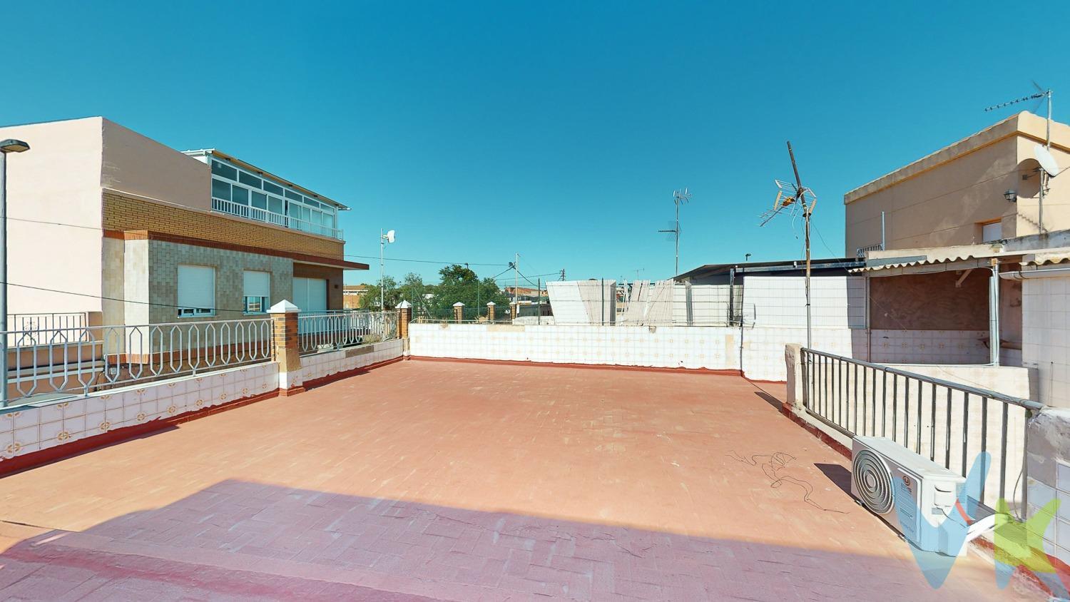 Encantadora Planta Baja con Apartamento Independiente en Los Dolores. Presentamos esta única y versátil planta baja en el acogedor barrio de Los Dolores, una vivienda que combina comodidad y funcionalidad. Con sus espacios bien distribuidos, esta casa está pensada tanto para la convivencia familiar como para ofrecer a tus invitados una estancia con privacidad. Características del Inmueble:. Habitaciones : 3 cómodas habitaciones, cada una con su propio carácter y diseñadas para el descanso. Baño : Un baño completo, práctico y con espacio suficiente para las rutinas diarias. Cocina y salón : Espacios diseñados para compartir, donde la cocina fluye naturalmente hacia el salón, creando un ambiente familiar. Patio y terraza : Disfruta del aire libre en tu propio patio y terraza, perfectos para relajarte o entretener a los invitados. Apartamento independiente : La joya de la corona es un garaje reconvertido en un apartamento elegante con todas las comodidades, incluyendo baño y cocina. Ideal para hospedar a amigos y familiares, ofreciéndoles un espacio privado y acogedor. La flexibilidad de esta propiedad es inmensa; el apartamento puede seguir siendo un refugio para huéspedes o, si lo prefieres, reconvertirlo en un garaje. La elección es tuya según tus necesidades y estilo de vida. ¡Ven a visitar y descubre la comodidad de vivir con espacio y flexibilidad!. Para terminar te queremos comentar algo: ¡Descubre una aventura inmobiliaria que combina calidad, pasión y profesionalidad! La confianza que los propietarios han depositado en nosotros es un testimonio de nuestro compromiso en brindarte un servicio excepcional. Aquí viene el detalle especial: al contactarnos directamente, evitarás molestarlos, nosotros seremos tus intermediarios y te proporcionaremos toda la asistencia necesaria. Estamos aquí para facilitarte la documentación e información que requieras, y te prometemos un trato cálido y sin complicaciones. Te informaremos detalladamente de todos los aspectos, incluyendo gastos de la compra y honorarios de agencia que no están incluidos en el precio, para garantizar tu comodidad y tranquilidad durante todo el proceso. Esa es nuestra esencia, proporcionarte #Calma: “Estado ideal de tranquilidad que tendrás al comprar tu casa con nosotros”. Queremos que sepas que tanto la descripción del inmueble como las imágenes que ves son valiosas referencias informativas, en ningún caso tienen carácter contractual. Asimismo, el precio ha sido designado por la propiedad por lo que podría sufrir variaciones y no sería vinculante hasta que se formalice en contrato de compraventa. 