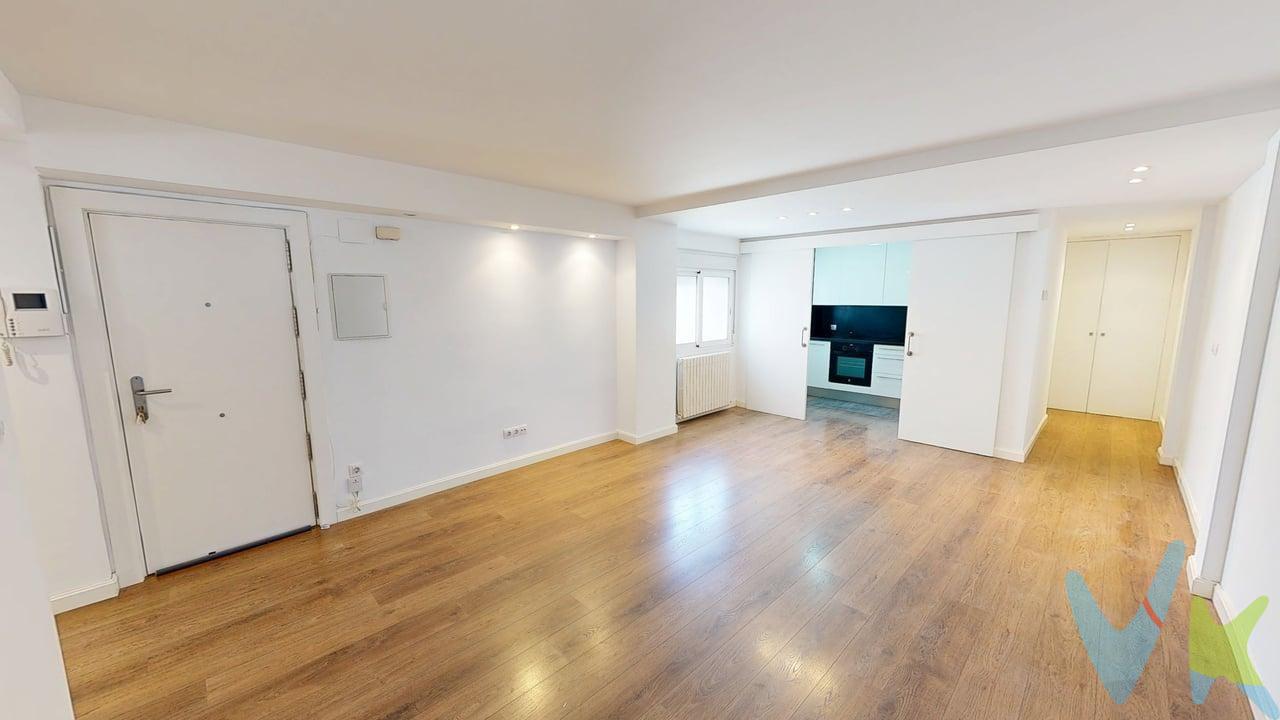 CALLE SANTA OROSIA - . ¡Descubre tu nuevo hogar en este espectacular piso reformado! Con una superficie útil de 68 m², esta luminosa vivienda se encuentra en una séptima planta lo que garantiza luz natural durante todo el día. Con dos acogedores dormitorios y un amplio salón de 24 m², es el espacio perfecto para disfrutar de momentos inolvidables. La cocina está completamente equipada y el baño está completo. La reforma integral realizada en 2010 asegura que el piso esté en excelentes condiciones y listo para entrar a vivir. Además, cuenta con calefacción y agua caliente sanitaria individual a gas, lo que proporciona un confort óptimo. La finca dispone de ascensor y un patio reformado sin barreras arquitectónicas, facilitando el acceso a todos los residentes. No te preocupes por el aparcamiento, ya que la plaza de garaje está incluida en el precio. Este piso es ideal tanto para vivir como para invertir, gracias a su buena ubicación y estado. ¡No pierdas la oportunidad de visitarlo! También puedes explorar el inmueble a través de nuestra visita virtual 360º. ¡Tu nuevo hogar te espera!.  El precio indicado no incluye impuestos, gastos de notaría, registro y honorarios de intermediación.