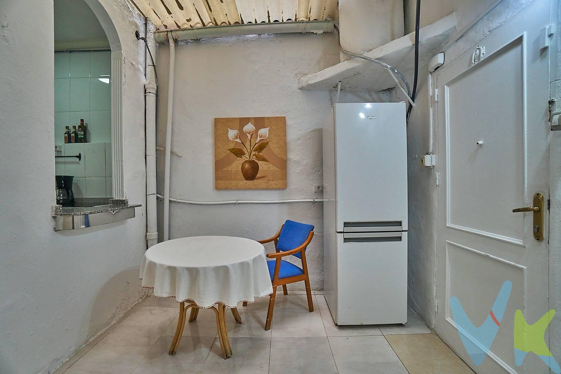 Se vende acogedor piso bajo a nivel de calle, ideal para quienes buscan comodidad sin barreras arquitectónicas: acceso directo sin necesidad de subir escaleras. La vivienda cuenta con 2 dormitorios, un amplio salón, 1 baño y cocina independiente, ofreciendo una distribución funcional y cómoda para el día a día. Dispone además de dos espacios extra muy versátiles:. Patio trasero cubierto, perfecto como trastero y despensa. Patio interior cubierto de uso privativo, ideal como comedor adicional, zona de relax o espacio multifuncional. Ubicado en un edificio tranquilo de tan solo 3 vecinos, con acceso desde el hall común y sin gastos de comunidad, lo que lo convierte en una opción aún más atractiva. Destacan sus techos altos, que favorecen la ventilación natural y ayudan a mantener una temperatura agradable durante todo el año. Su ubicación es inmejorable: en La Isleta, a solo 500 metros de la playa de Las Canteras (zona La Puntilla), rodeado de todos los servicios y con el mar a un paso. Ideal tanto como vivienda habitual, inversión o segunda residencia. . 