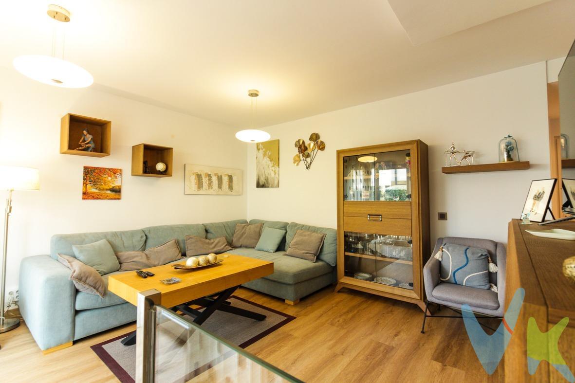 ¡Tu hogar de ensueño te espera en Cudón!. Adosado en urbanización con piscina, a solo 15 min de Santander y Torrelavega. ☀️.  * 3 hab. dobles, 2 baños.  * Cocina equipada, terraza con barbacoa, toldo..  * Choco ideal para reuniones.  * Plaza de garaje.  * Excelente estado.  * Zonas comunes: parque infantil, piscina.  Disfruta de la tranquilidad y comodidad de vivir cerca de las playas de la zona y con todos los servicios a tu alcance. ️. Presentamos la oportunidad de vivir en un familiar adosado con todo lo que pueda desear y bien comunicado entre Santander y Torrelavega, poblaciones a las que se accede en apenas 15 minutos aproximadamente. . Con precioso choco, terraza con barbacoa, plaza de garaje, piscina comunitaria.. La vivienda cuenta con 125 m. de superficie e incluye 3 habitaciones dobles, 2 baños, cocina equipada, terraza con barbacoa e incluso un choco para tus reuniones familiares o con amigos en planta sótano. El estado de conservación es excelente y cuenta con muchas mejoras con respecto a su estado de origen. Todo ello en urbanización con zonas comunitarias que incluyen parque infantil, piscina y plaza de garaje. Lo tiene todo. ¡Contacta con nosotros para más información y programa una visita hoy mismo! Descubre todo lo que este adosado tiene para ofrecerte y conviértelo en tu nueva vivienda. . Gastos de Notaria, Registro e impuestos no incluidos. Sujeto a decisión última del cliente vendedor. . 