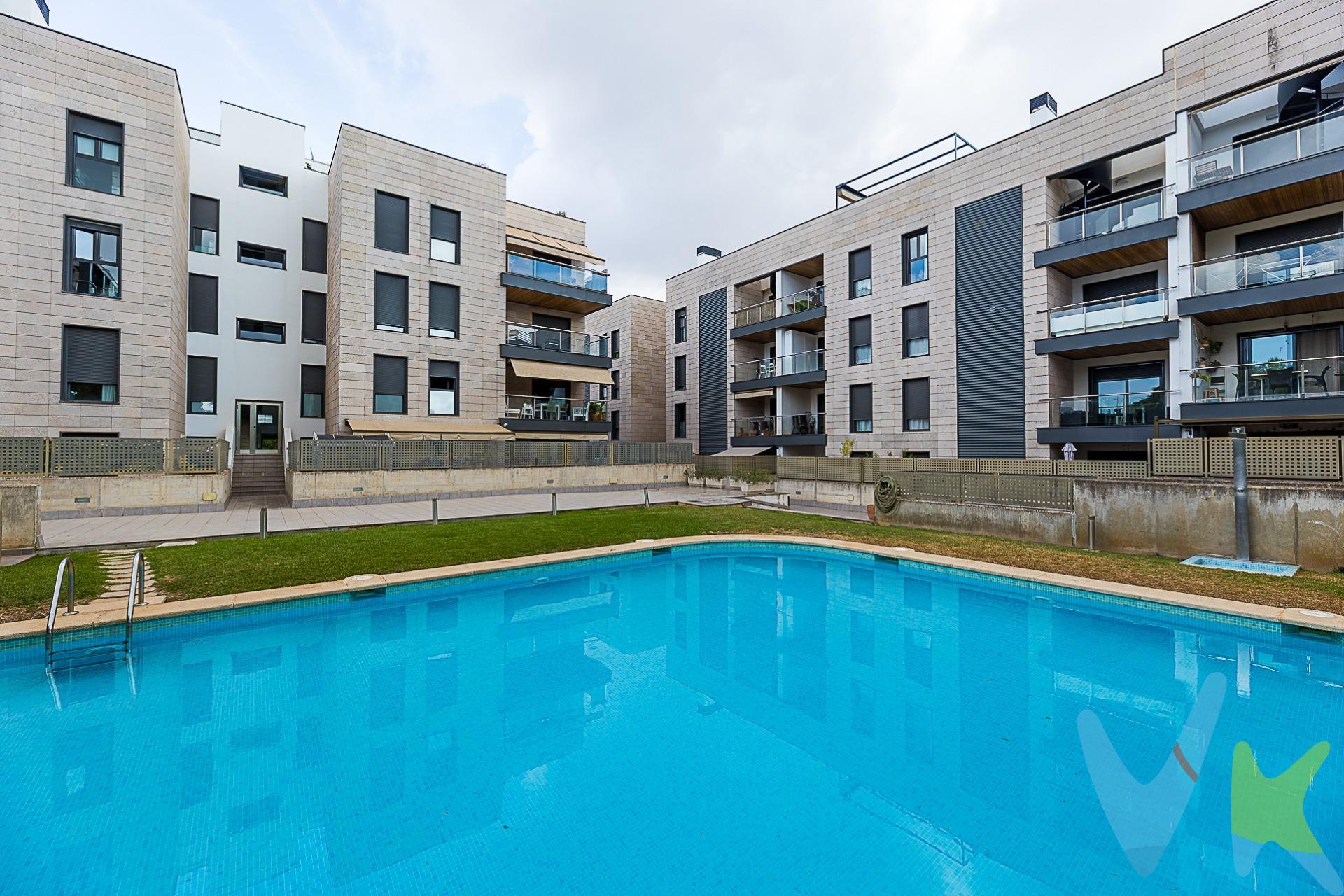 Ubicada en una zona residencial bien valorada por su entorno tranquilo y accesible, esta planta baja recientemente renovada ofrece una superficie construida de 115 m² y 88 m² útiles. La vivienda se distribuye en dos habitaciones dobles, dos baños completos, coladuría y una zona de día con acceso directo a una terraza privada de 30 m². Esta terraza, que incluye un porche de 8 m² y toldos motorizados, ha sido diseñada para disfrutar del espacio exterior durante todo el año. Además, la propiedad dispone de sistema de aire acondicionado por conductos. La propiedad se encuentra en una de las áreas más cuidadas dentro de Secar de la Real (Riskal), conocida por su planificación urbana, zonas verdes y ambiente familiar El complejo residencial cuenta con piscina comunitaria. Estas prestaciones complementan la funcionalidad del espacio interior y ofrecen un valor añadido al conjunto. En los alrededores se encuentran zonas verdes, espacios infantiles, hospitales, centros educativos de referencia y centros comerciales. La conexión con el resto de la ciudad es fluida tanto en vehículo privado como mediante transporte público. Aparcamiento y trastero opcional (23.000€) . Para más información o para concertar una visita, no dudes en ponerte en contacto con nosotros. *Este inmueble se comercializa mediante el sistema VentaPlus de ABSI (Agrupación Balear de Servicios Inmobiliarios) y Ia agencia comercializadora ha supervisado Ia documentación necesaria para Ia compraventa". 