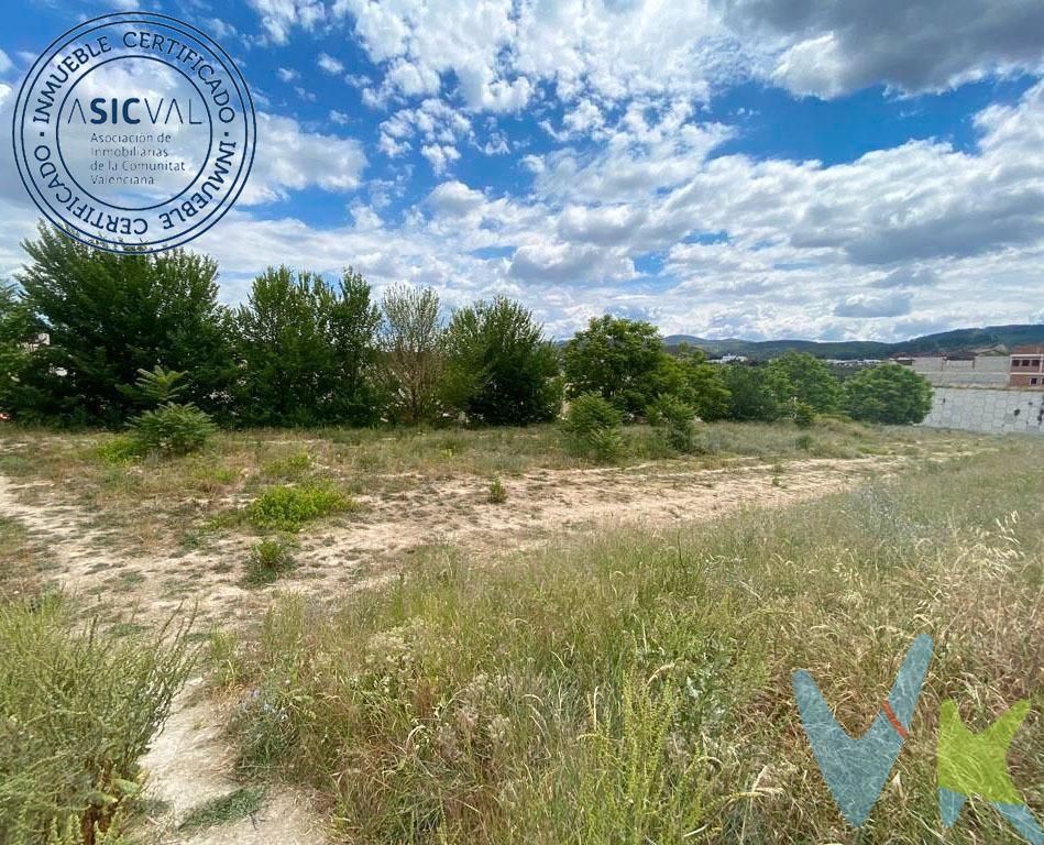 ¡No pierdas la oportunidad de construir la casa de tus sueños en un terreno urbano y urbanizable de 450 metros cuadrados en Albaida! Este terreno cuenta con una ubicación privilegiada en una zona tranquila y residencial, perfecta para disfrutar de la tranquilidad y el confort que mereces. . Además, su tamaño permite la construcción de un chalet adosado de dos plantas, con todas las comodidades y detalles que deseas. ¡No lo pienses más y haz realidad tu proyecto de vida en este maravilloso terreno!