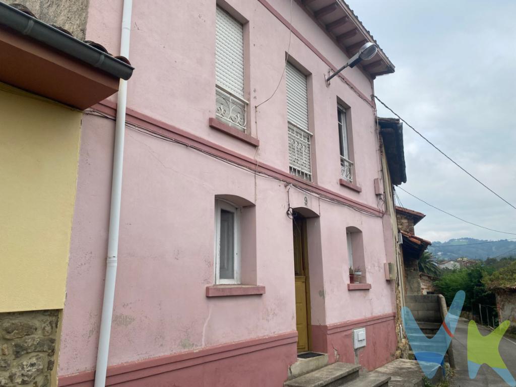 Ponemos a la venta un complejo inmobiliario comprendido por una casa de dos plantas con estupendas vistas, dos parcelas edificables enfrente de la casa, un garaje, y dos fincas de interés paisajístico cerca de la vivienda.La situación es inmejorable para quien quiera disfrutar del paisaje asturiano, Pumarabule es una entidad singular de población,  con la categoría histórica de lugar, ​ situada en el concejo de Siero y perteneciente a la parroquia de Santa Marta Carbayín de la Comunidad Autónoma del Principado de Asturias. Alberga una población de 529 habitantes ​ y su altitud es de 350 m s. n, está muy cerca de la población de Carbayín y Tuilla en donde tienes todos los servicios a mano. La CASA tiene unos 45 metros cuadrados de superficie por planta (total 90 metros), dividida en dos plantas más desván (no aparece en registro ni catastro el desván), linda con camino y está adosada a otras dos viviendas por sus lindes. Su año de construcción según catastro es de 1900. Pero con reforma en el año 1981.Actualmente no tiene servicio de luz, pero si tiene agua y saneamiento. Sus calidades son las de origen. En la planta baja se distribuye en salón, cocina de carbón y baño con bañera. En la planta primera tres habitaciones pequeñas. Estructura de madera.En frente de la casa y al otro lado de la carretera con la que linda la casa, tenemos un garaje, y dos parcelas que están dentro del Núcleo Rural, y son edificables, de 476 metros y  de 372 metros. Tienen poca pendiente.También se vende junto con la casa dos fincas que no son edificables, una de ellas muy cerquita de la casa y otra en el monte.No lo dudes y ven a disfrutar del paisaje asturiano, es una casa ideal para reformar como vivienda habitual o para pasar estupendas temporadas en Asturias.Contamos con más de 35 años de experiencia acreditada y nuestro objetivo es garantizarle un servicio de compra humano, ético, de calidad, fácil y seguro. Nuestro equipo lo integran agentes con la titulación AIR (Agente Inmobiliario Registrado), somos CRS (Council of Residential Specialist) y API. (Agente de la Propiedad Inmobiliaria Colegiado nº248). Contamos con un seguro de Caución que nos permite garantizar el depósito de las cantidades entregadas por nuestros clientes.Te ayudamos con la financiación con las mejores condiciones hipotecarias hasta el 100%.Consulte en nuestras reseñas de Google lo que opinan los clientes que ya han trabajado con nosotros.El precio no incluye gastos de notaría, registro e impuesto de transmisiones.