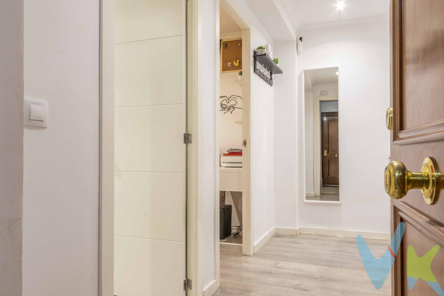 ¿Buscas tu nuevo hogar en una zona tranquila, bien conectada y con todas las comodidades? Te presentamos este fantástico piso en Almàssera (Valencia), una oportunidad ideal tanto para vivir como para invertir.bicado en una primera planta con ascensor, este piso combina la calidez de un hogar moderno con la comodidad de una excelente distribución. La vivienda fue completamente reformada en 2017, por lo que se encuentra en un estado impecable.Distribución funcional: Cuenta con 3 dormitorios, perfectos para adaptar a tus necesidades (habitación principal, despacho o vestidor). suelos de parquet , ventanas de aluminio y 2 armarios empotrados .Ubicación estratégica: Perfectamente comunicado mediante Metro y Autobús, permitiéndote llegar al centro de Valencia en pocos minutos.Esta es la oportunidad que estabas esperando en una de las zonas con mejor proyección de Valencia. ¿Quieres conocerlo? No dudes en contactar con nosotros para concertar una visita y descubrir cada rincón de este inmueble.Se muestra a título informativo y no contractual. El precio no incluye lo siguiente: Honorarios de la agencia inmobiliaria, impuestos (IVA, ITP) y otros gastos de la Compraventa (notaria, gestoría y registro).LA VIVIENDA TIENE ASCENSOR PERO LA PROPIETARIA NO TIENE ACCESO , SI ALGUIEN ESTA INTERESADO SERIA CON LLAVE Y PAGANDO 8.000EUR