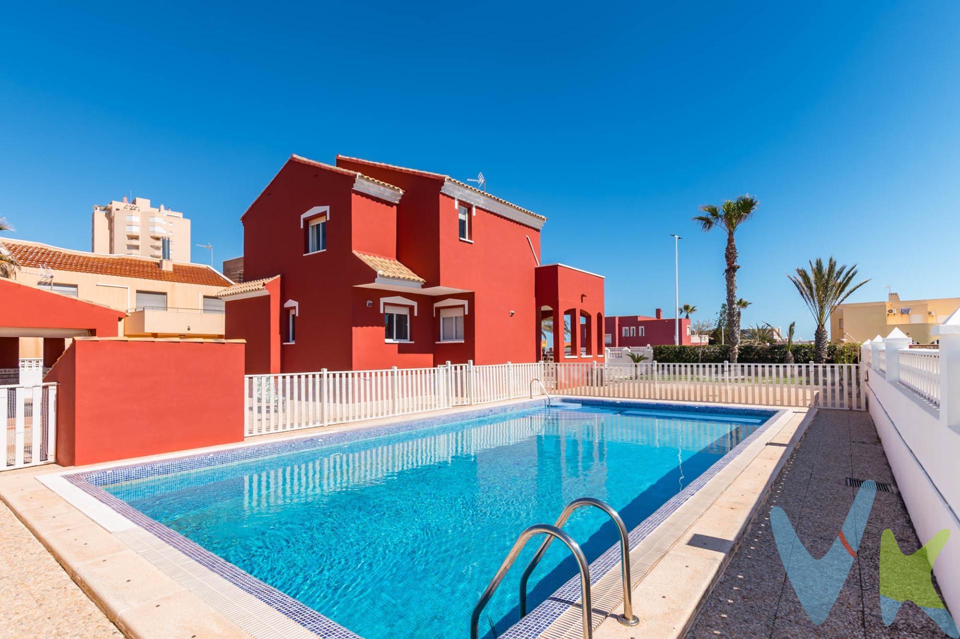 Esta villa unifamiliar combina el encanto mediterráneo con la comodidad de un hogar pensado para disfrutar cada temporada del año. Situada en una de las zonas más exclusivas de La Manga, se levanta sobre una amplia parcela privada con acceso cómodo y vistas despejadas. La vivienda se distribuye en dos plantas y un semisótano destinado a garaje. Su diseño interior destaca por la luminosidad y el juego de alturas: el salón-comedor se abre a doble altura, creando una sensación de amplitud y conexión entre espacios. En la planta principal se encuentran una cocina independiente totalmente equipada, un dormitorio y un baño con ducha. En la planta superior, tres dormitorios llenos de luz natural y un baño completo forman la zona de descanso. El dormitorio principal, ligeramente elevado, dispone de acceso a una terraza privada perfecta para contemplar el atardecer sobre el Mar Menor. En el exterior, el encanto se multiplica: una agradable zona de barbacoa con porche invita a largas comidas al aire libre, acompañada por una cocina exterior completamente equipada y un baño auxiliar que ofrecen total comodidad. Su arquitectura mediterránea y funcional se equilibra con una atmósfera acogedora que invita a disfrutar de la tranquilidad, el sol y la brisa marina. Un hogar ideal tanto para vivir como para escaparse los fines de semana y desconectar frente al mar. 🔑 Comercialización en multidifusión. Por mandato expreso del propietario, este inmueble se comercializa en multiexclusiva, lo que garantiza un acceso completo a la información, un servicio profesional y una gestión ordenada, sin interferencias de terceros. Si eres agente inmobiliario y tienes un cliente interesado, estaremos encantados de colaborar. Contáctanos sin compromiso. 🤝 Una compra tranquila y bien acompañada. Al contactar directamente con nosotros, evitarás molestias innecesarias a la propiedad. Nos encargamos de toda la intermediación, facilitándote la documentación, la información necesaria y un trato cercano, claro y sin complicaciones. Te informaremos con total transparencia de todos los aspectos de la compra, incluidos gastos y honorarios de agencia para que tomes decisiones con calma y seguridad. Nuestra forma de trabajar se basa en algo muy sencillo:. Calma → la tranquilidad de comprar tu vivienda con acompañamiento profesional en todo el proceso con nosotros. ℹ️ Información legal. La descripción del inmueble y las imágenes publicadas tienen carácter meramente informativo y no contractual. El precio ha sido fijado por la propiedad y podría sufrir variaciones hasta su formalización en contrato de compraventa. 💰 Gastos de la compra. Impuestos (ITP). Con bonificación: 3 %. Sin bonificación: 7,75 %. Notaría y Registro: aprox. 1.000 €. Honorarios de agencia: 3 % + IVA, con un mínimo de 3.000 € + IVA (No incluidos en el precio de venta). 