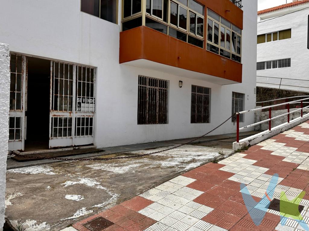 ¡Gran oportunidad de inversión en Los Realejos, Tenerife!. Se vende espacioso local diáfano de más de 300 metros cuadrados, ideal para nuevos emprendedores. Perfecto para actividades como gimnasio, supermercado, academia o showroom. Ubicado muy próximo a centros comerciales, con excelente acceso y vado. ¡No dejes pasar esta inversión única! Contáctanos para más detalles y visitas.