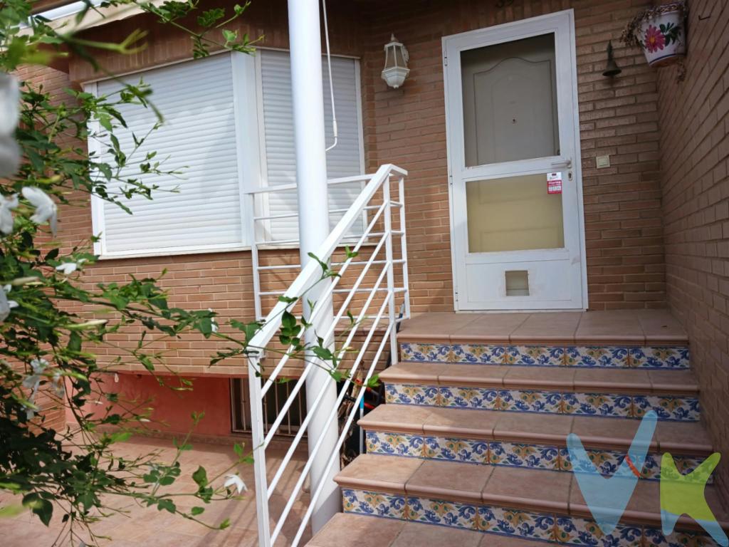  Oportunidad única en Paiporta: Casa adosada en ventaSe presenta una excepcional casa adosada en una de las localidades más buscadas de la provincia. Este magnífico inmueble cuenta con 250 metros construidos, ofreciendo un espacio abundante ideal para una familia que busca comodidad y funcionalidad. Con el encanto de un diseño contemporáneo y la practicidad de una distribución bien planificada, esta propiedad es perfecta para vivir.Al entrar en la casa, una amplia terraza subiendo unos cuatro escalones, serás recibido por un amplio y luminoso salón, donde la luz natural inunda el espacio, creando un ambiente acogedor. Este salón es el lugar perfecto para disfrutar de momentos en familia o recibir a amigos. Adyacente a esta zona, se encuentra una cocina muy amplia y con espacio para colocar una mesa grande. Este espacio era otra habitación, pero los propietarios se la dieron a la cocina para dar más amplitud y tener más cómoda la salida a la maravillosa terraza. Poder disfrutar de otra de las terrazas con acceso de la misma cocina, en la que tendrás una barbacoa, zona de lavado y espacio de almacenar. La disposición de los espacios permite que cualquier actividad se vuelva un placer.Con un total de 4 habitaciones, todos los miembros de la familia encontrarán su rincón personal. Las habitaciones son generosas en tamaño, lo que garantiza el confort y la tranquilidad a la hora de descansar. Con dos baños y uno dentro de la suite con plato de ducha. La buhardilla, muy espaciosa, perfecta para que tengas zona de trabajo y con salida a otra de las terrazas para un uso más privado y disfrutar de las visitas o de esa pasión de montarte un espacio de relax.   La distribución de la casa ha sido pensada para ofrecer privacidad y espacio suficiente para cada uno. Además, haciendo que las dinámicas diarias sean más cómodas.La casa adosada fue construida en 1999, lo que le confiere un equilibrio perfecto entre diseño moderno y la robustez de la construcción tradicional. Su estructura y materiales aseguran durabilidad y comodidad a largo plazo. Estas características son vitales para aquellos que buscan un hogar en el que construir recuerdos junto a sus seres queridos. La casa tiene placas solares. Uno de los aspectos más destacados de esta propiedad es su garaje privado, un lujo en la vida urbana actual. Se acabaron las preocupaciones por el estacionamiento, ya que contarás con un lugar exclusivo para tu vehículo. Así, también tendrás la posibilidad de utilizar el espacio para almacenamiento adicional o como taller.El entorno que rodea esta casa es igualmente atractivo. Situada en una zona tranquila de Paiporta, disfrutarás de la paz que otorgan los barrios residenciales, siempre a un paso de la actividad comercial y cultural. Además, la proximidad al servicio de metro facilita el desplazamiento hacia otras zonas de la ciudad, lo que es una ventaja considerable para quienes trabajan o estudian en áreas más concurridas.Este inmueble no solo se destaca por sus características internas, sino también por su ubicación en una localidad con múltiples servicios. La cercanía a colegios, parques, supermercados y otros servicios esenciales hace que la vida cotidiana sea mucho más cómoda. Perfectamente comunicado y con un entorno que invita a salir a disfrutar, esta casa adosada es el hogar ideal para quienes aprecian la calidad de vida.En resumen, esta casa adosada en Paiporta es una excelente opción tanto para quienes desean establecerse como para aquellos que buscan una inversión en el mercado inmobiliario. Ven a visitarla y descubre cómo este hogar puede convertirse en el refugio que siempre has soñado. Te invitamos a programar una visita y así apreciar personalmente todo lo que este maravilloso inmueble tiene para ofrecer. La vida que siempre has deseado te está esperando aquí. No dejes pasar esta oportunidad. ¡Contáctanos y hazla tuya!Gastos de la compraventa a cargo de la compradora no incluidos en el precio del inmueble. A tener en cuenta:-        ITP  con carácter general en Valencia es del 9%, pudiendo corresponderle otro tipo impositivo atendiendo a sus circunstancias personales (por edad, renta, situación familiar, primera vivienda habitual ) previstas legalmente.*Base imponible del impuesto el mayor valor entre el precio de compraventa, la tasación o el valor de referencia catastral-        Gastos de notaría y registro, en su caso, suelen oscilar aproximadamente entre 15% y 25% (aranceles variables según valor de compraventa, número de copias).-        Si tramita la inscripción con una gestoría, deberá abonar sus honorarios más IVA (en este caso suele oscilar entre los 250.-EUR y los 450.-EUR + IVA).-        Honorarios de mediación inmobiliaria a cargo del comprador del 4% del precio final de venta más IVA (21%).Se informa al consumidor que la agencia actúa como intermediaria inmobiliaria en la operación, estando la compraventa y sus condiciones sujeta a la aceptación expresa del propietario y a la posterior formalización mediante el correspondiente contrato.la información de esta publicación no es vinculante y puede contener errores; se muestra únicamente con carácter informativo y no contractual.Este inmueble puede experimentar cambios de precio, descripción o ser retirado del mercado sin previo aviso. AGENCIA INMOBILIARIA cumple con la normativa vigente y acredita su capacitación profesional e identificación RAICV 00116, de acuerdo con el Registro de Agentes de Intermediación Inmobiliaria de la C.V  (Decreto 98/2022 de 29 de julio).