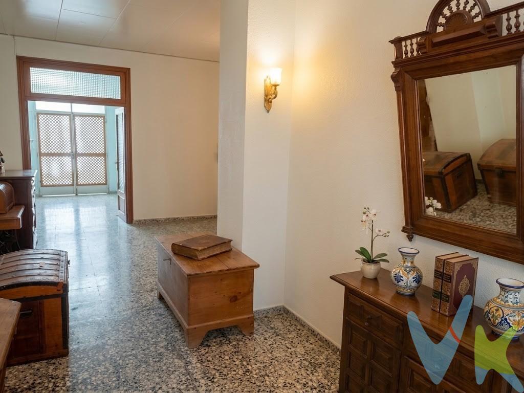 ¡ATENCIÓN INVERSIONISTAS! EDIFICIO CON ENORME POTENCIAL EN QUATRETONDA. . Con una superficie construida de 566 m² en una parcela de 224 m², presentamos un proyecto inmobiliario con alta rentabilidad. Esta excelente oportunidad en el centro de Quatretonda (Valencia), ideal para promotores e inversores que deseen maximizar su capital mediante la creación de departamentos para vender o alquilar. Gran Volumen de Espacio: 566 m² totales construidos que ofrecen un lienzo en blanco para redistribuir. Multi-vivienda: Estructura perfecta para segregar y construir múltiples departamentos independientes, optimizando el retorno de la inversión. Alta Demanda de Alquiler y Venta: Zona con excelente rentabilidad y mercado activo para producto residencial terminado. Espacios Extra: Cuenta con zonas de almacén, patio y porche ideales para convertirlos en garajes o terrazas que aporten valor a las viviendas. Aprovecha esta oportunidad de inversión y saca una excelente rentabilidad con esta inversión. VENTA:. PVP 164.999€. Gastos e impuestos no incluidos en el precio. La compra conlleva impuestos y gastos de formalización para el comprador. A título orientativo se informa que en segundas transmisiones el ITP con carácter general en Valencia es del 9%, pudiendo existir otros tipos impositivos atendiendo a las circunstancias personales del comprador u otras circunstancias previstas legalmente. Base imponible del impuesto el mayor valor entre el precio de compraventa, la tasación o el valor de referencia catastral. En cuanto a los gastos de notaría y registro, en su caso, suelen oscilar aprox. entre 1,5% y 2,5% (aranceles variables según precio, n.º de copias y complejidad). El comprador elige notario. Si el comprador precisase de hipoteca: tasación, condiciones y costes bancarios serán según entidad elegida por el comprador, así como los gastos de gestoría, y cualesquiera otros gastos inherentes a la formalización de la compraventa que legalmente correspondan a la parte compradora, salvo pacto expreso en contrario con el vendedor. El consumidor tiene, conforme a la normativa vigente, a su disposición información y documentación adicional relativa al inmueble y condiciones de la compraventa, que podrá ser consultada en C/Joaquín Costa 4, bajo 46005 Valencia o urbe2@remax.es. Honorarios de mediación inmobiliaria a cargo del COMPRADOR: (3% del precio final de venta más IVA (21%), salvo otro pacto.); y de VENDEDOR (según acuerdo con el mismo). Se informa al consumidor que la agencia actúa como intermediaria inmobiliaria en la operación, estando cualquier eventual compraventa y sus condiciones sujeta a la aceptación expresa del propietario-vendedor y a la posterior formalización del correspondiente contrato.