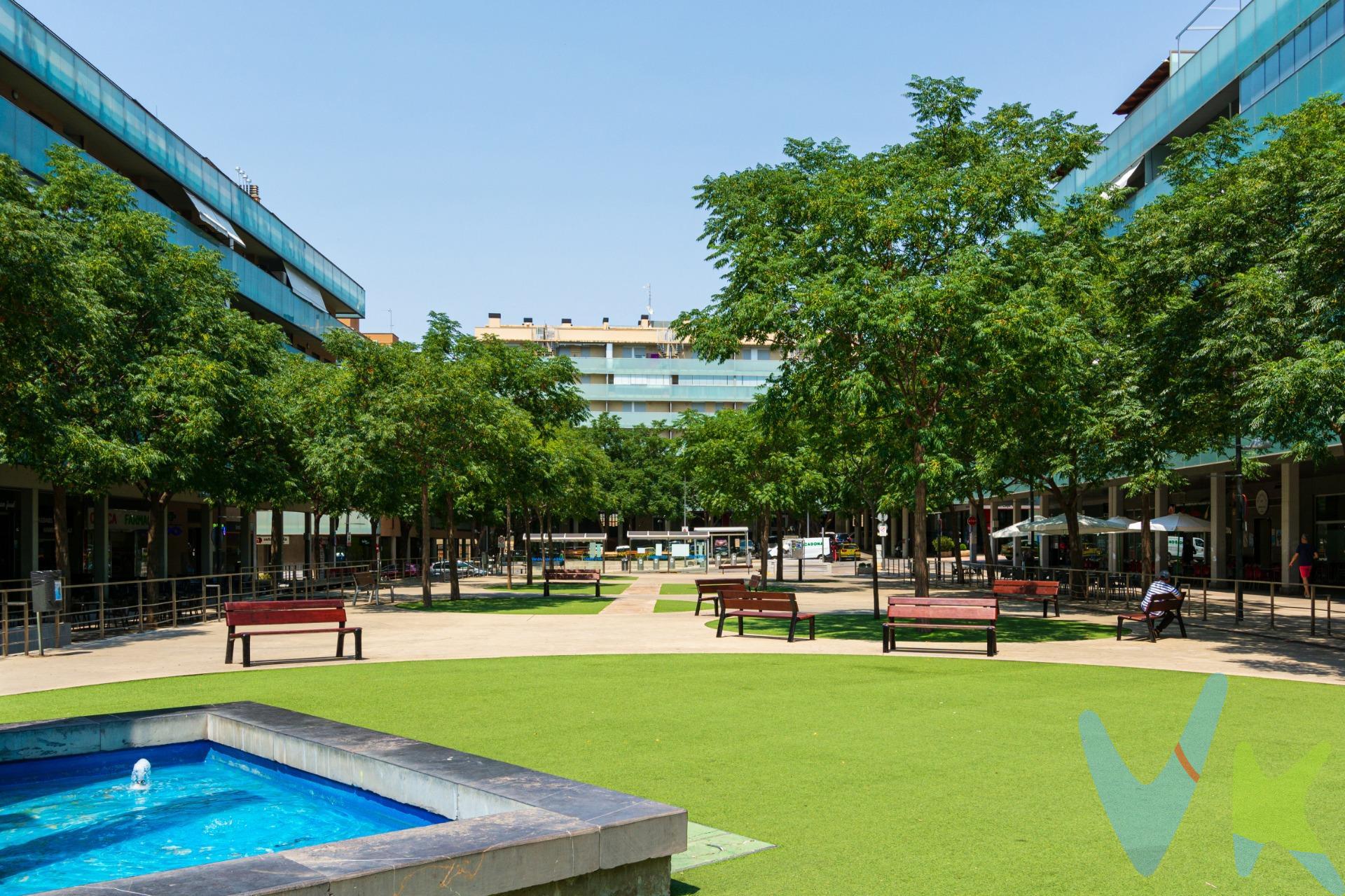 ¿Buscas un hogar cómodo, luminoso y bien ubicado? Este piso en Cuarte de Huerva (Zaragoza) lo tiene todo. ✨ Características principales:. 92 m² útiles aproximadamente. 3 amplias habitaciones. 2 baños completos. Salón con salida directa a una terraza exterior con vistas a la calle. Cocina independiente con acceso a una segunda terraza interior. Aire acondicionado en el salón para mayor confort. Plaza de garaje y trastero incluidos en el precio. El piso está listo para entrar a vivir, ideal para familias o quienes buscan tranquilidad sin renunciar a la cercanía con Zaragoza. Situado en una zona residencial consolidada, con todos los servicios al alcance: colegios, supermercados, zonas verdes y excelente comunicación. El precio no incluye impuestos, gastos de notaría, registro ni honorarios de intermediación. Este anuncio tiene carácter informativo y no es contractual. Puede estar sujeto a errores o modificaciones. 📞 ¡No dejes pasar esta oportunidad! Contacta para más información o para concertar una visita.