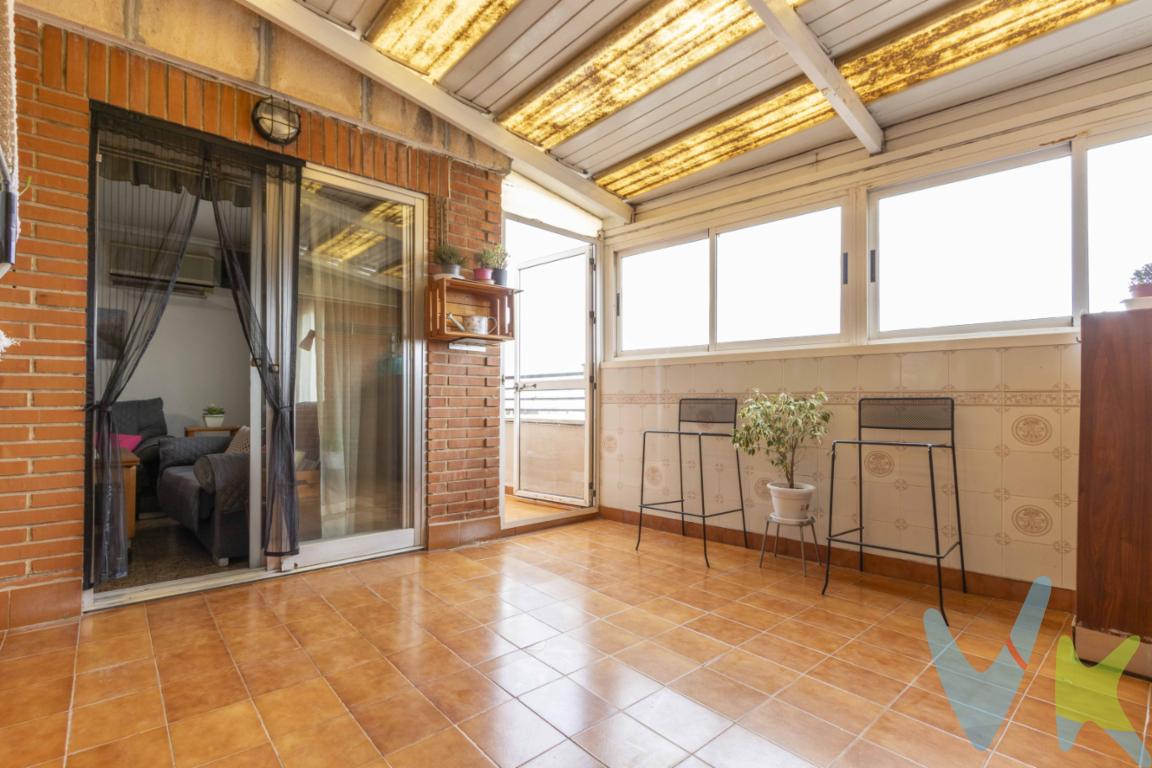 Si buscas un ático con terraza, vistas al mar y una ubicación privilegiada, esta vivienda en la calle Asturias, en la zona de playa del Puerto de Sagunto, es una gran oportunidad tanto para vivir todo el año como para disfrutar en vacaciones.Con 90 m², cuenta con tres habitaciones, dos baños y una terraza de 18 m² perfecta para relajarte al aire libre mientras disfrutas de vistas despejadas hasta el mar. Además, dispone de un techo retráctil, lo que permite aprovechar este espacio en cualquier época del año, ya sea para desayunar con el sol de la mañana o cenar al aire libre con total comodidad.Al estar en un sexto piso y tener orientación noreste, recibe mucha luz natural y una agradable ventilación. La vivienda está de origen, pero bien conservada, lista para entrar a vivir o actualizar según tus necesidades. Su distribución es cómoda, con una separación clara entre la zona de día y los dormitorios, lo que aporta mayor privacidad y confort.Un entorno privilegiado junto a la playaVivir aquí significa estar a solo unos pasos de la playa del Puerto de Sagunto, una de las mejores de la zona, con su arena fina, aguas tranquilas y un extenso paseo marítimo. Este paseo está lleno de vida, con restaurantes, heladerías, chiringuitos y una gran oferta gastronómica donde disfrutar de la cocina mediterránea. Además, la zona cuenta con todos los servicios necesarios: supermercados, colegios, transporte público y zonas de ocio.Un edificio bien mantenido y con todas las comodidadesConstruido en 1983, el edificio está en buen estado, sin derramas pendientes, y dispone de dos ascensores, lo que facilita el acceso a la vivienda.Si buscas un hogar con espacio, luz y una ubicación inmejorable, este ático lo tiene todo. No dejes pasar esta oportunidad y contáctanos para visitarlo. ¡Te encantará!