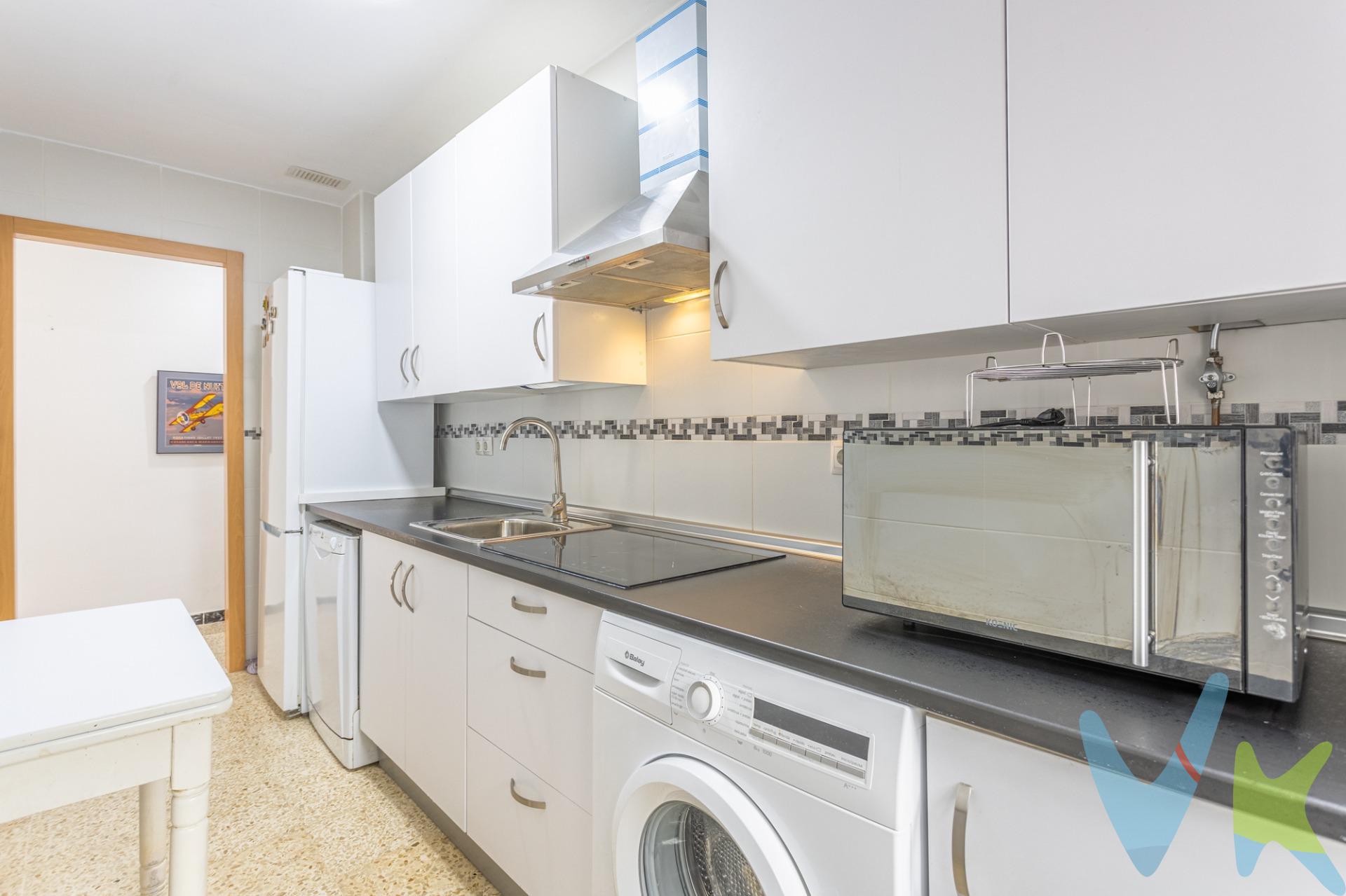 Se vende este piso de esquina muy luminoso con orientación sureste y reformado en el 2021!!!. El piso tiene 94 m2  distribuidos en hall de entrada, gran salón comedor con split frío/calor y salida a terraza, cocina nueva independiente y equipada con campana extractora, placa vitrocerámica, y termo de gas butano, baño con placa ducha antideslizante y mampara, y tres dormitorios dobles, uno de ellos con dos armarios empotrado y otro dormitorio con split frío-calor. El piso dispone de muy buenas calidades porque además ha sido reformado recientemente tanto a nivel de instalaciones como de acabados: puertas de paso nuevas, ventanas climalit, cocina nueva, baños nuevo, etc. El piso tiene en planta cubierta un trastero con paredes alicatadas con pileta y toma de agua y desagüe para la instalación de lavadora. El piso tiene mucha amplitud y es muy luminoso al ser de esquina y tener orientación sureste, está ubicado en planta primera en bloque de tan sólo 2 plantas con 6 vecinos en el portal. De comunidad se paga 50€/mes agua incluida. El piso se encuentra ubicado en la calle Soria, a pocos metros de todo tipo de comercios, supermercados, bancos, etc próximo a parques de recreo infantil, centro sanitario, colegios de educación primaria y secundaria, etc y con una inmejorable comunicación con el centro de Sevilla puesto que a pocos metros se encuentra una parada de bus con las líneas 3, 37 y línea LS. El barrio de Bellavista también tiene buena conexión con el centro de Sevilla tanto en bici (carril bici), coche, tren (cercanías) y en un futuro en metro (línea 3 de metro), además tiene muy cerca la incorporación tanto a la S-30 como a la S-40. . Informamos a nuestros clientes que el precio de venta no incluye lo siguiente: impuestos (el Impuesto de Transmisiones Patrimoniales, I.V.A. o A.J.D., en su caso), otros gastos de la compraventa (gastos de registro de la propiedad, notaría, gestoría). Documento D.I.A. a disposición del consumidor según Decreto 218/2005 Junta de Andalucía Y Ley 12/2023, de 24 de mayo, por el Derecho a la Vivienda. Honorarios de gestión al comprador no incluido en el P.V.P. 