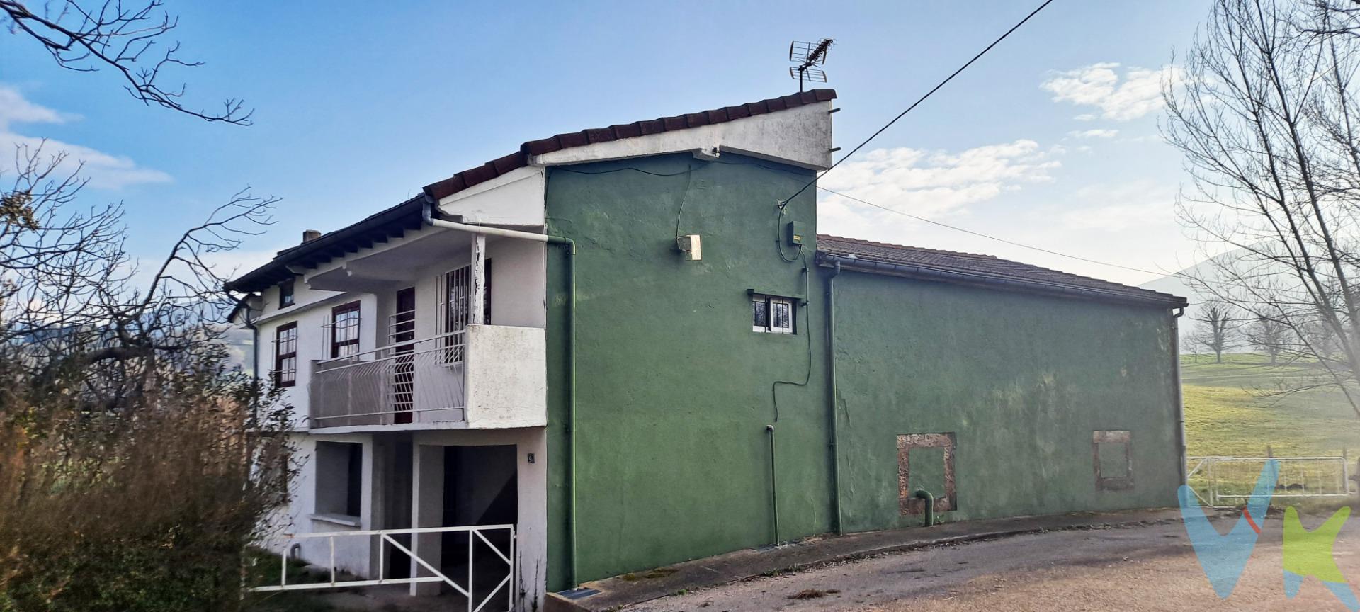 ¡No pierdas la oportunidad de tener tu propia finca en Soto de Villacarriedo! Esta casa independiente cuenta con una parcela de más de dos hectáreas y media, ideal para caballos, ganadería, agricultura o simplemente para tu ocio personal. La casa necesita reforma,  en planta baja cocina con comedor  y acceso a la cuadra, lo que fue la antigua cuadra; en la planta primera tres habitaciones y baño completo. Anexa a la vivienda encontrarás una gran cuadra que podrás utilizar como garaje o para ampliar la vivienda ya que cuenta con una segunda planta diáfana con gran altura. Dentro de la finca, también encontrarás una cabaña con tejado semi reformado. ¡Las posibilidades de esta propiedad son enormes! . No lo pienses más y pídenos más información o te llevamos a conocerla. Recuerda que los impuestos, gastos de notaría y registro no están incluidos en el precio. ¡No dejes pasar esta oportunidad de tener tu propio pedazo de paraíso en el Valle de Carriedo. 