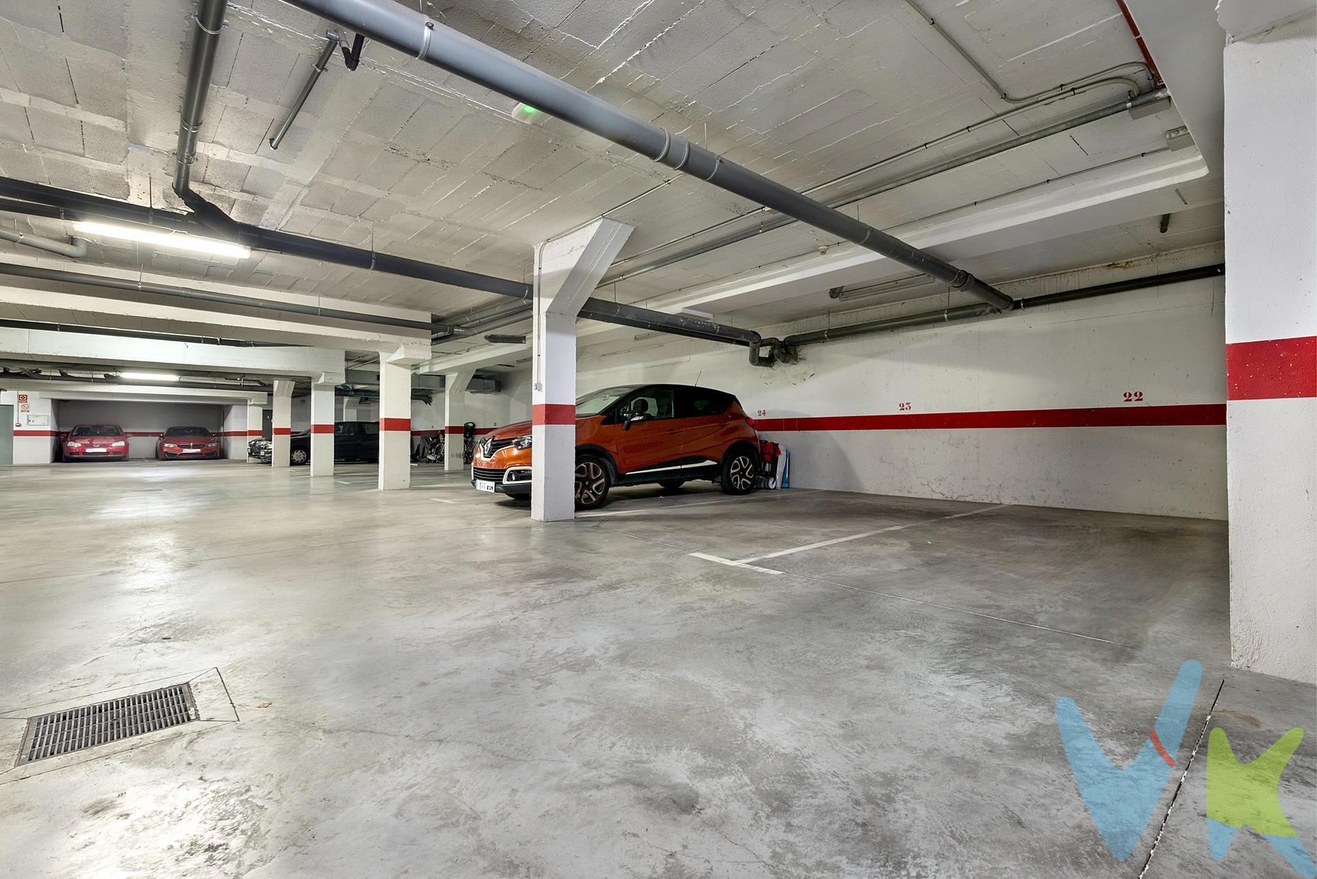 ¡Oportunidad en Coll d'en Rabassa – Garaje en venta! 🚗🔑. En venta plaza de garaje en edificio del año 2008 situado en C/ Castillejos, Palma. ✅ Superficie: 12 m² útiles (24 m² construidos con elementos comunes). ✅ Acceso cómodo y amplio. ✅ Puerta automática. ✅ Ubicación junto a salida de peatones. ✅ Edificio en buen estado de conservación. 📍 Zona de alta demanda de aparcamiento, bien comunicada y con todos los servicios alrededor. Perfecta para residentes de la zona, trabajadores del centro o inversores que busquen rentabilidad por alquiler. 💶 Precio: 33.000 €. 📞 Contacta con nosotros para más información y organizar una visita. Inmobiliaria Inscrita en el Registre Oficial d’Agents Immobiliaris de les Illes Balears con el NÚMERO REGISTRO: GOIBE747077/2024