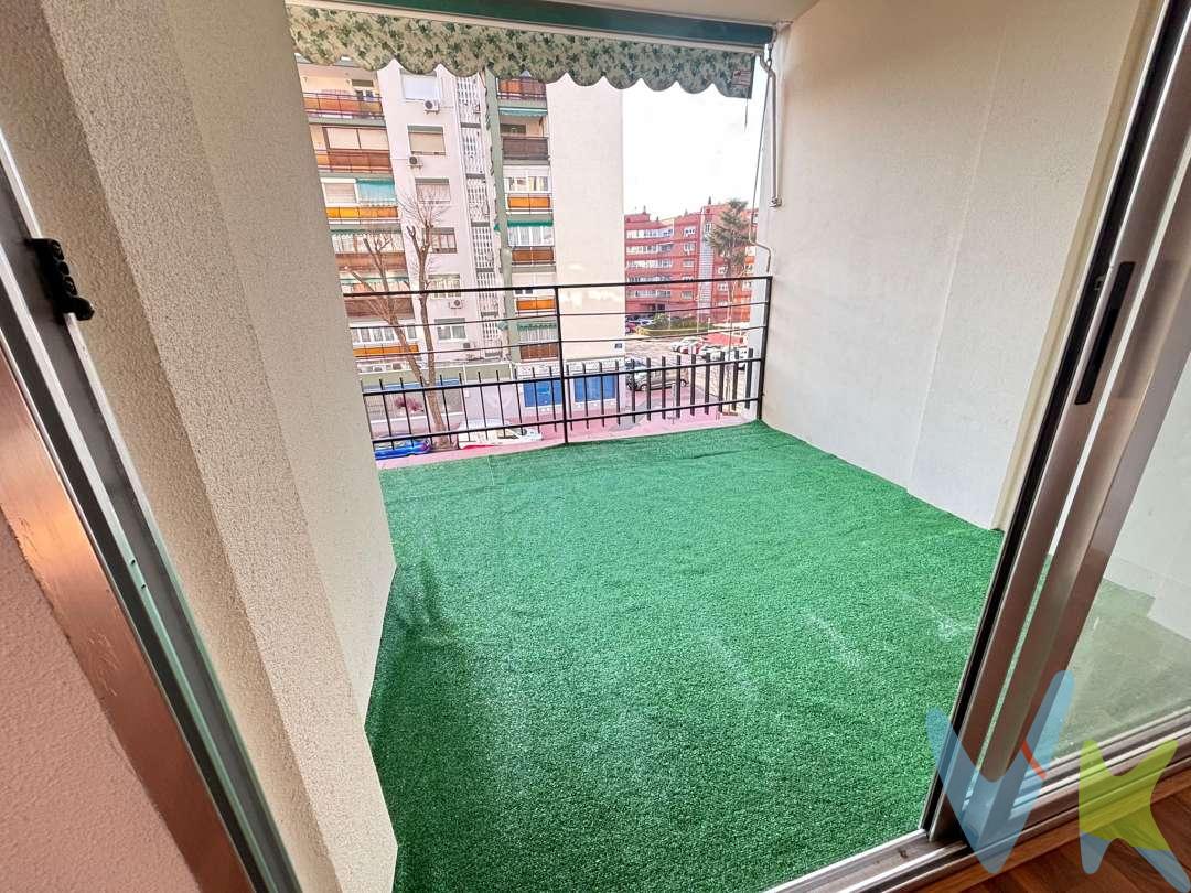 ¿Buscas un piso donde la única "reforma" que tengas que hacer sea decidir dónde poner la cafetera? ¡Lo tengo!
Olvídate de los dramas de las obras. Este piso está listo para que entres con las maletas y empieces a vivir la vida.
¿Por qué te vas a enamorar?


¡Adiós tabiques, hola libertad! ???? Antes había 3 habitaciones, pero hemos tirado el muro para que el salón sea ENORME. Ahora tienes dos ambientes: uno para ver Netflix y otro para cenar como un rey.


La Terraza "Chill-Out": Con su césped artificial y su toldo. Es el sitio perfecto para la cervecita de después del curro o para que tu gato se crea que está en la selva. (Cuidado con el toldo que el gato se lo salta) ????????


Calentito y Aislado: Fachada nueva con aislante térmico (tu bolsillo lo agradecerá en las facturas) y ventanas Climalit. ¡Aquí el frío no entra ni con invitación! ❄️????


Cero Escalones: ¿Vienes cargado con la compra o con el carrito? Entre el ascensor y el elevador del portal, llegas a casa como un señor. ????????


Detalles que molan: Baño con sanitarios Roca (calidad de la buena), suelo de tarima para andar descalzo y cocina equipada hasta arriba. ????


Los "Datos Técnicos" (para los que leen la letra pequeña):


2 dormitorios amplios y luminosos. (El tercero esta incorporado al salón).


Calefacción individual por Gas Natural (¡tú mandas en el termostato!).


Orientación Sur-Oeste: Sol asegurado para que tus plantas no mueran en el intento. (Ves atardecer y entra el sol "que pa que")☀️


Alarma instalada (duerme tranquilo como un tronco). Solo es hacer el cambio de titular y pagas 36€ mensuales.


IBI súper bajito: ¡Solo 200€ al año! (Casi lo que te gastas en unas rebajas).


Comunidad de propietario 68€ al mes.

Trastero incluido. (Un poco bajo el techo, pero hay trastero de 9m2 aproximadamente). En la planta sótano, los vecinos se pusieron de acuerdo y tabicaron para hacer uso de la parte común en forma de trasteros. Cada vecino tiene el suyo. Pero se les olvido profundizar un poco en el suelo del sótano y hay que agacharse un poquito (Ahorrativos que estuvieron los vecinos o de la cofradía del puño cerrado). Pero las bicis entran, muebles, sillas etc. 
Fecha de construcción: 1974 pero la constructora se lo vendió en el año 1976 según escritura.

¿Y la pasta? ???? No te preocupes por el papeleo. Tenemos financiera propia que te hace un estudio personalizado. Si quieres amortización al 0% y pasar de vinculaciones raras con el banco, ¡somos tu gente! ????????
Nota: Honorarios de intermediación no incluidos. 

DERRAMAS: El ascensor, el elevador salva escaleras, las bajantes y el cuarto de contadores de la luz están hechos según las nuevas normativas. Actualmente hay una derrama de 147€ al mes, del SATE, (Sistema de Aislamiento Térmico por el Exterior) Obra terminada. Esto incluyó la reforma energética de fachada y cubierta. Desde la administración de fincas ROYAL GREEN nos informaron que la derrama empezó en el mes de abril de 2025 con una cuantía mensual de 147€. La derrama es un total de 120 cuotas, por lo que actualmente han pagado 15 cuotas de las 120 cuotas totales. Les quedaría un total de derrama de 15.435€ aproximadamente. Este precio se podría negociar del precio de venta final teniendo en cuenta que el comprador recibirá la subvención pedida por la Comunidad de propietarios y que corresponderá a un 60% del precio total. El comprador recibirá en 1 a 2 años un importe del 60 % de 17.640€, Total 10.584€

¿Quieres ser el primero en verlo? No esperes a que te lo cuenten, ¡mándame un privado ahora mismo y vamos a verlo! ????????

Los gastos totales estimados para la compra de este piso en Móstoles son de  29.164€, aplicando el Impuesto de Transmisiones Patrimoniales (ITP) de la Comunidad de Madrid. el 6%.
A continuación, se detalla el desglose completo de los gastos y los requisitos para beneficiarse de la reducción fiscal.




???? Información Financiera y Gastos de Compra
Para que organices tus números con total transparencia desde el primer día, aquí tienes el desglose exacto de los gastos estimados para la compra de este piso en Móstoles (precio de venta: 280.000€).

Desglose de Gastos de Compraventa

ITP de la Comunidad de Madrid (6%): 16.800€
Honorarios de intermediación inmobiliaria al comprador (3% + 21% IVA en doble corretaje): 10.164€
Gastos de Notaría: 1.200€ (aprox.)
Registro de la Propiedad: 500€ (aprox.)
Gestoría de compraventa: 500€ (aprox. o CERO Euros si lo gestionas tu mismo)
Gastos de Hipoteca: 0€ (¡Los paga el banco por ley!) (Excepto la comisión del intermediario financiero que varía mucho dependiendo la financiera. Nosotros te aplicaremos un mínimo acordado para nuestros clientes según el estudio personal que te hagan)
Gastos Totales de Compraventa: 29.164€




¿Cuánto dinero necesitas tener ahorrado?
La firma del contrato de arras se realiza con una entrega del 10% (28.000€) en concepto de señal, importe que se descontará íntegramente del precio final del piso en el momento de la firma ante notario.
Dependiendo del porcentaje de financiación que te conceda tu entidad bancaria, tu colchón de ahorros necesarios variará de la siguiente manera:

Si el banco te financia el 80%: Necesitarás aportar a la operación un 20% del precio de venta de fondos propios (56.000€) más los gastos de compraventa (29.164€). Tus ahorros totales requeridos serán de 85.164€.
Si el banco te financia el 90%: ¡Necesitarás aportar muchos menos ahorros! Solo tendrás que poner el 10% del precio de venta (28.000€) más los gastos de compraventa (29.164€). Tus ahorros totales requeridos bajarán a 57.164€.



Nota final: Información válida salvo error tipográfico... o que las calculadoras decidan rebelarse hoy contra las matemáticas.






⚖️ ¿Existen ventajas fiscales o ITP reducido para esta vivienda?
Para que tus compradores de segunda mano sepan exactamente qué impuestos les corresponde pagar en la Comunidad de Madrid, aquí se detalla cómo aplica la normativa autonómica actual para este piso de 280.000€:

Jóvenes menores de 35 años (Tipo general del 6%): La ley de Madrid ofrece una bonificación para menores de 35 años que rebaja el impuesto al 5,4%, pero únicamente para viviendas con un precio máximo de 250.000€. Al costar este inmueble 280.000€, la normativa no permite aplicar dicho descuento, por lo que tributará al 6% general. (¡Ojo! La única excepción para jóvenes menores de 35 años que permite un ITP del 0% es si compran vivienda habitual en municipios de menos de 2.500 habitantes, lo cual no aplica en Móstoles).
Familias Numerosas (ITP Reducido al 4%): ¡Aquí sí hay beneficio! Si el comprador tiene el título de familia numerosa y destina este piso a su vivienda habitual, la Comunidad de Madrid no impone límite de precio máximo. Podrá aplicar el tipo reducido del 4%, reduciendo su gasto de ITP de 16.800€ a tan solo 11.200€ (un ahorro directo de 5.600€).
Personas con Discapacidad (ITP Reducido al 4%): Si el adquirente presenta un grado de discapacidad igual o superior al 65% y la destina a vivienda habitual, también disfrutará del tipo reducido del 4% sin importar el valor del piso.



 

Si lo deseas, indícame:

¿Vas a comprar con hipoteca o al contado?
¿Cumples los requisitos para el ITP reducido?
¿Quieres que calcule la cuota mensual estimada del préstamo?

Te ayudaré a ajustar el plan financiero exacto para tu situación.
