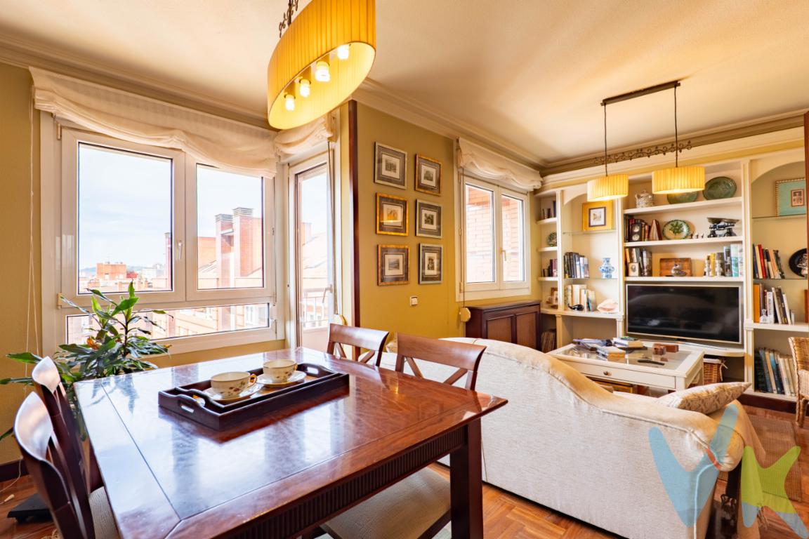 EXCLUSIVO DÚPLEX TOTALMENTE EXTERIOR EN AVENIDA DEL LLANO  GIJÓNPonemos a la venta este magnífico dúplex situado en Avenida del Llano nº 40, una de las zonas más demandadas de Gijón, ideal tanto para familias como para quienes buscan amplitud, luz y una excelente ubicación.La vivienda cuenta con una superficie útil de 119,75 m² según reciente medición, destacando por ser totalmente exterior y por su excelente orientación este-oeste, lo que garantiza luminosidad y sol durante todo el día.Se integra en un edificio construido en 1994, que además dispone de plazas de garaje en régimen de alquiler o venta.La distribución es muy cómoda y funcional:Planta sexta: amplio hall de entrada con armario empotrado, salón-comedor con acceso a terraza, cocina independiente también con pequeña terraza, un dormitorio con armario integrado y un baño completo.Planta bajocubierta: dos dormitorios con armarios integrados y un segundo baño.La vivienda presenta un excelente estado de conservación, con cocina y baños reformados, por lo que está lista para entrar a vivir sin necesidad de realizar prácticamente ninguna inversión.Ubicada en una zona privilegiada, con todos los servicios a pie de calle:A menos de 10 minutos caminando del centro de la ciudad (Paseo de Begoña y Teatro Jovellanos).Muy próxima al Centro Comercial Los Fresnos, con amplia oferta comercial, cines, ocio, gimnasio y supermercado.A escasos metros de centros de salud, colegios, piscina municipal y el Parque de los Pericones, la principal zona verde de Gijón.Excelente conexión con las principales autovías.Si buscas una vivienda amplia, luminosa, en perfecto estado y en una ubicación consolidada y muy valorada, esta puede ser tu oportunidad.Llámanos y te informaremos con todo detalle. Estaremos encantados de acompañarte a visitarla.Se informa a los interesados que el precio de venta indicado no incluye el Impuesto de Transmisiones Patrimoniales (ITP), ni los gastos derivados de la compraventa (notaría, registro de la propiedad, etc.), ni los honorarios de la agencia inmobiliaria al comprador. 