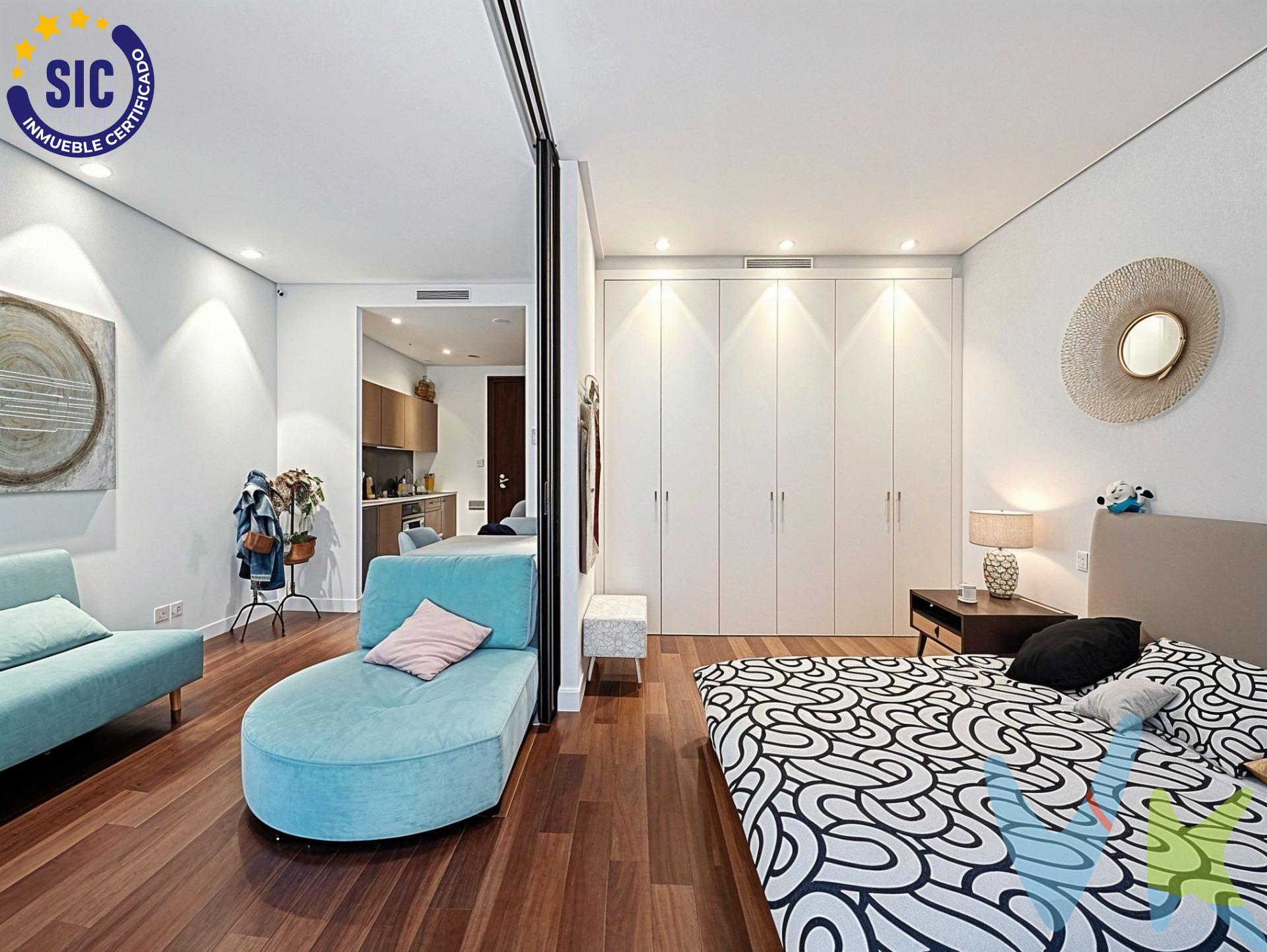 🏙️ Vivir en el corazón de Valencia. En pleno distrito de Sant Francesc, junto a los emblemáticos Cines Lys, a solo unos pasos de la Plaza del Ayuntamiento y la Estación del Norte, te presentamos este coqueto estudio ubicado en la tercera planta del Edificio Lauria, con servicio de portería y dos ascensores, además, la fachada está conservada con un estilo majestuoso del siglo XIX, lo que le aporta carácter histórico dentro de un entorno rehabilitado. ✨ Comodidad, luz y ubicación. Con una superficie de 45 m², esta vivienda está pensada para aprovechar cada rincón. Se distribuye en una zona de cocina independiente con galería, un amplio baño con bañera, zona de comedor y salón, y un dormitorio doble que puedes mantener abierto al salón o cerrar con su práctico separador corredero, según tus necesidades. 🌿 Además, dispone de un balcón exterior que aporta luz natural y vistas a la ciudad. 🌡️ Detalles que marcan la diferencia:. ●	Suelo de parquet que aporta calidez. ●	Aire acondicionado y calefacción. ●	Buen aislamiento térmico y acústico. ●	Trastero privado justo enfrente de la vivienda, ideal para almacenaje adicional. ●	Plaza de garaje opcional por 80.000€ (Dos disponibles). 🧭 Una oportunidad ideal para quienes buscan una primera vivienda, una segunda residencia céntrica o una inversión segura en una de las zonas con mayor demanda de la ciudad. La descripción del presente inmueble e imágenes tienen mero carácter informativo y en ningún caso carácter contractual, pudiendo ser modificados por la inmobiliaria comercializadora sin que ello implique responsabilidad alguna frente a terceros. En el precio de venta a público, esta propiedad NO incluye los gastos de adquisición (Notario, registro, gestión, honorarios, etc…). 