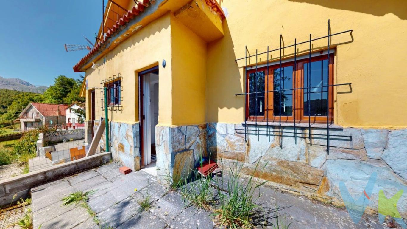¿Te imaginas despertar cada mañana en plena montaña leonesa, con el aire puro de la naturaleza y el silencio de un pequeño pueblo de montaña?
Esta encantadora casa pareada en el corazón de Maraña te brinda esa oportunidad. Un refugio cálido y auténtico donde recuperar el ritmo pausado de la vida rural, sin renunciar al encanto de lo tradicional.

Descubre esta acogedora casa pareada de dos plantas que tenemos en venta en Maraña, León, perfecta para vivir en la montaña o como segunda residencia. 
Conserva el encanto rústico y está lista para disfrutar desde el primer día.

  Características destacadas
    Planta baja
      Salón con chimenea, ideal para tardes cálidas e íntimas; cocina funcional; dormitorio y baño completo.
    Planta superior bajo cubierta
      Dos dormitorios abuhardillados que aportan carácter, ambiente acogedor y vistas al entorno natural.
    Encanto rústico
      Materiales tradicionales, techos inclinados y una estética auténtica que captura la esencia rural.
    Entorno idílico
      Maraña, en plena montaña leonesa, es sinónimo de tranquilidad, aire puro, senderismo y paisajes espectaculares.
  

  Perfecta como segunda vivienda, refugio de fin de semana o alojamiento rural, esta casa combina funcionalidad y alma. Un lugar donde descansar, respirar y reconectar.

  Vive la vida montañesa
  En Maraña podrás disfrutar de rutas por el Macizo de Mampodre y los Picos de Europa, aire puro y un estilo de vida en armonía con la naturaleza. Este hogar es la pieza ideal para aquellos que buscan un entorno auténtico y sereno sin renunciar a la cobertura de servicios básicos.

El precio de la propiedad no incluye los gastos de impuesto de transmisiones patrimoniales, notariales ni de registro.
