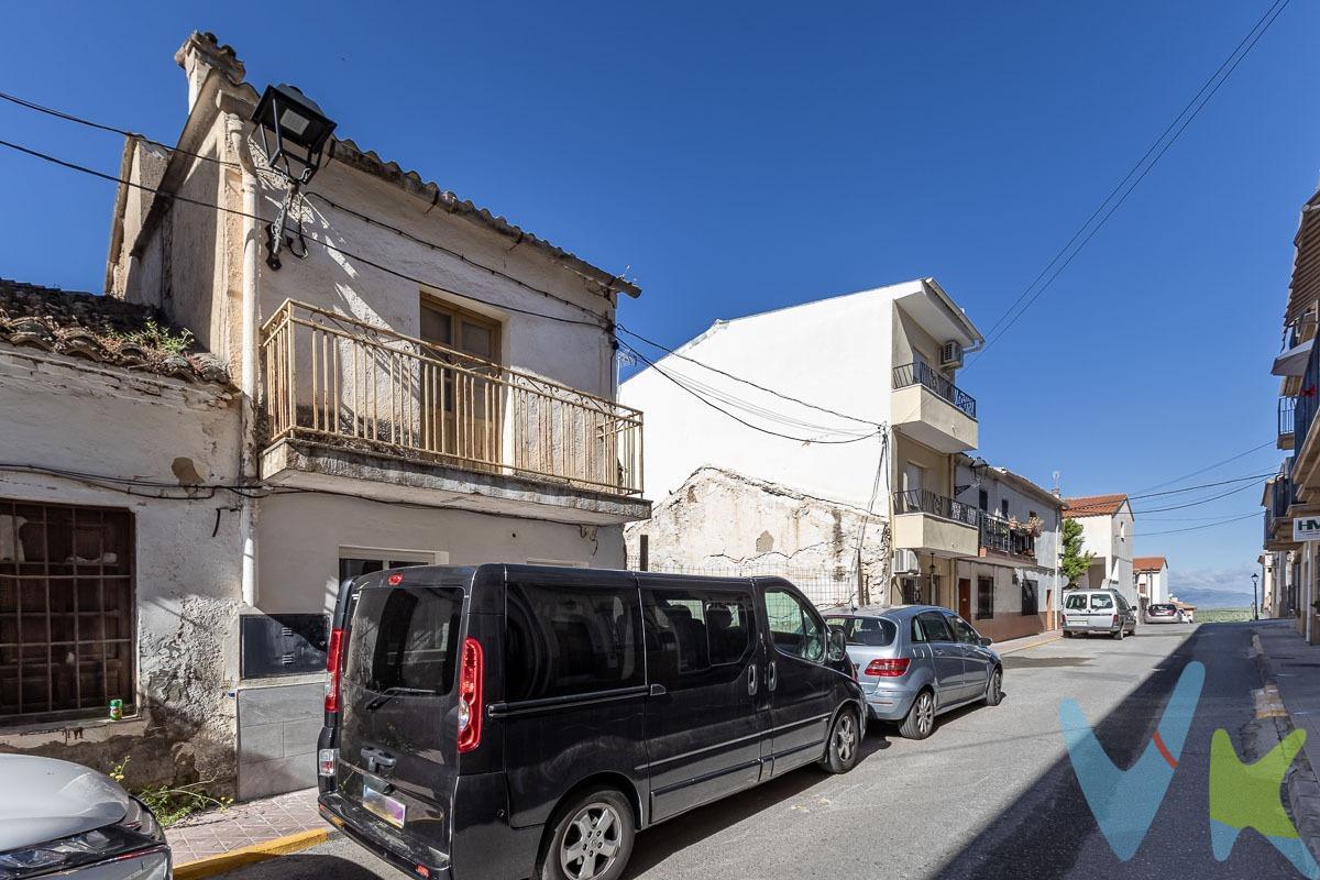 Magnífica casa a reformar en el corazón de Guevejar. Ideal para quienes buscan crear un hogar a medida o realizar una buena inversión . Ubicada a escasos metros del ayuntamiento, cuenta con una excelente localización rodeada de todos los servicios esenciales ,supermercados, centro médico ,colegios, transporte público y zonas de ocio . Una oportunidad perfecta para reformar a tu gusto y convertir esta casa en el hogar que siempre has imaginado . La vivienda se distribuye en dos plantas:. * En planta principal nos encontramos con un acogedor salón, cocina ,baño y una habitación. * La primera planta cuenta con 2 amplias habitaciones. * La segunda planta dispone de desván con acceso a terraza, ideal para adaptarlo como dormitorio, despacho o zona de descanso. No lo dudes y llámanos para visitarla. Ref. N373. * El PVP indicado no incluye impuestos ni gastos de Escritura. * Honorarios agencia no incluidos. * Las superficies expresadas en esta página tienen carácter descriptivo y son aproximadas. * Los precios pueden ser susceptibles de modificación sin previo aviso. * Esta vivienda se vende sin muebles.
